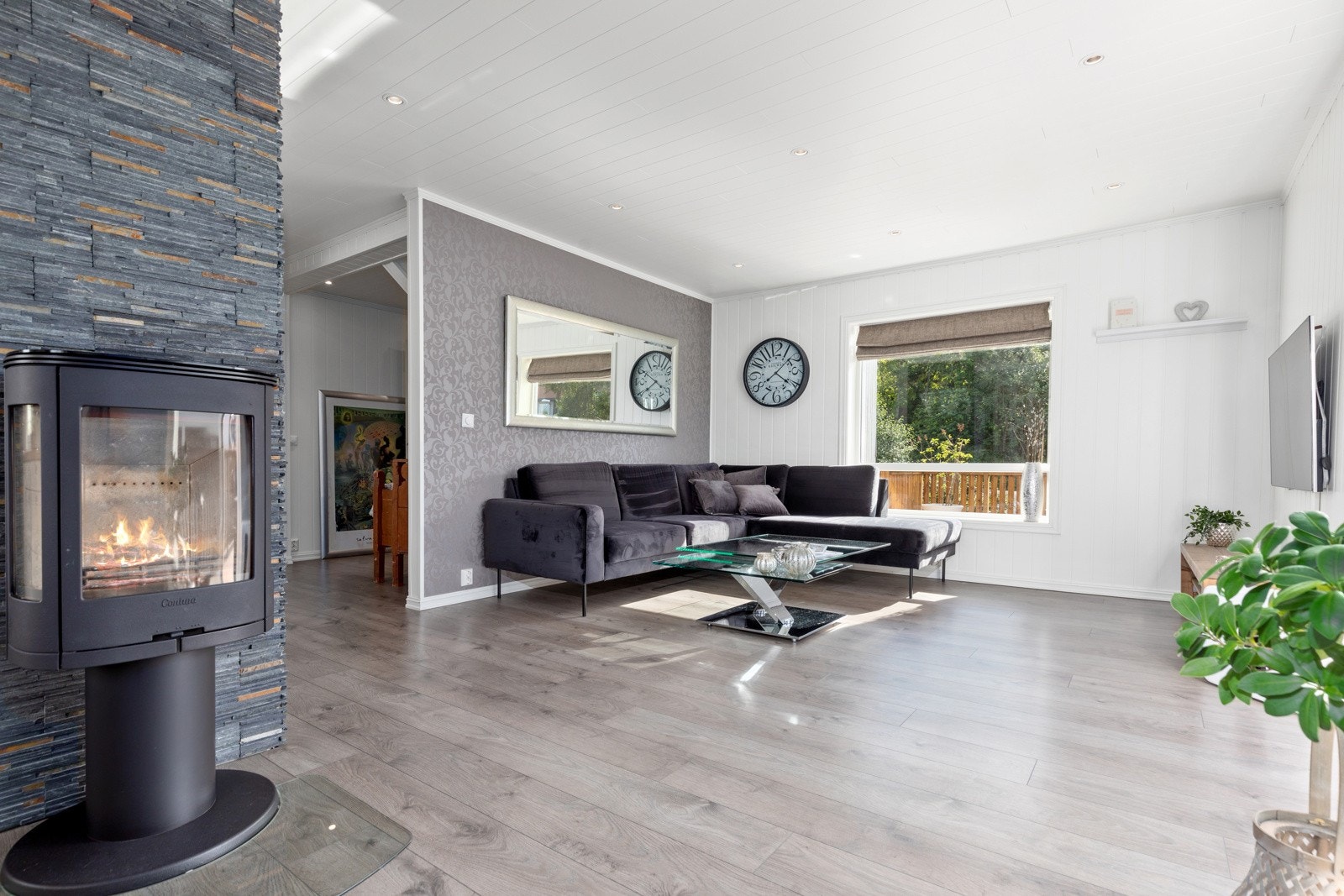 Her er det også en behagelig peisovn og varmepumpe. Galleribilde