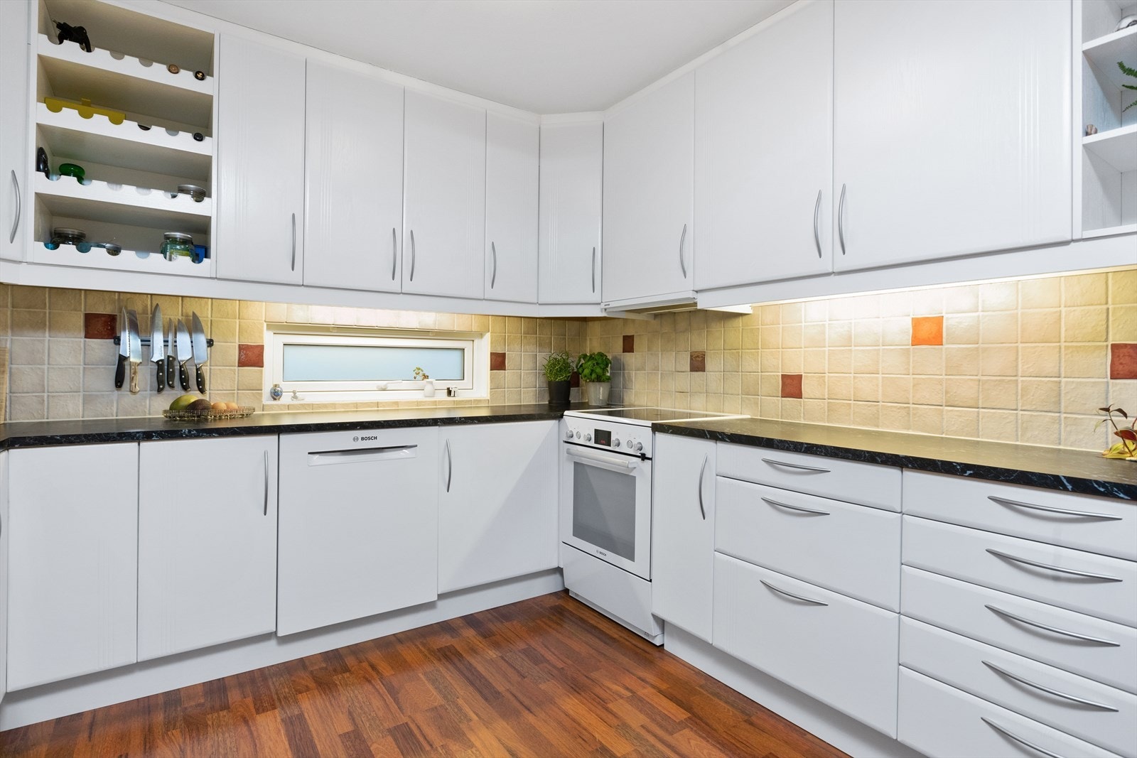 Det er godt med skap og benkeplass som bidrar til gode arbeidsforhold Galleribilde