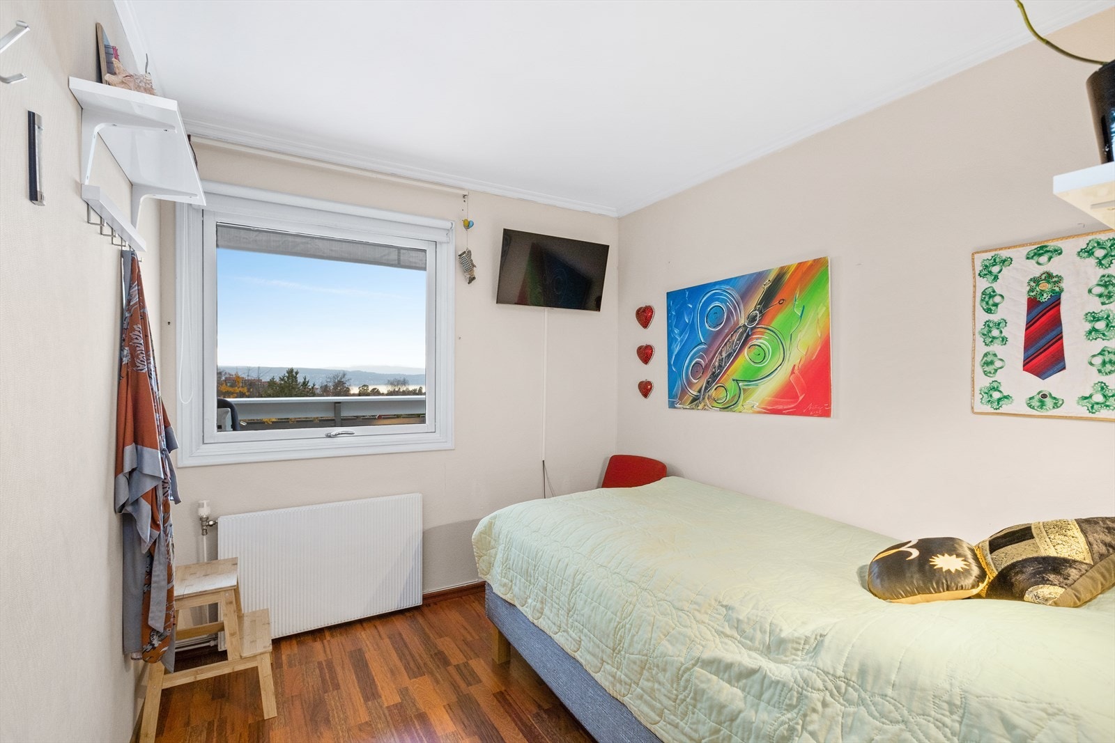 Fra soverommet kan du nyte en flott utsikt mot fjorden. Galleribilde
