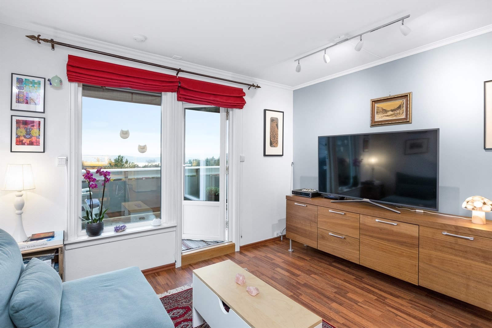 Stuen har store vindusflater som tilfører stuen rikelig med naturlig lys Galleribilde