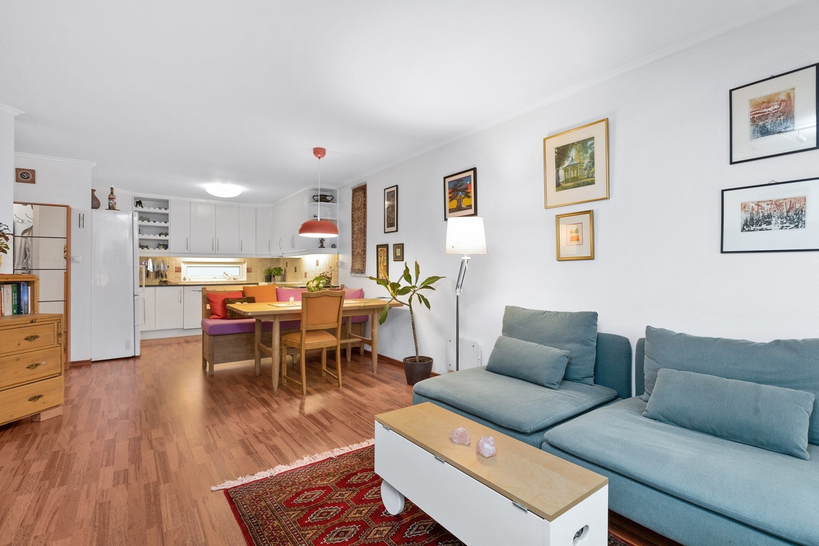 Åpen kjøkkenløsning mot stue som gir en romslig følelse Galleribilde