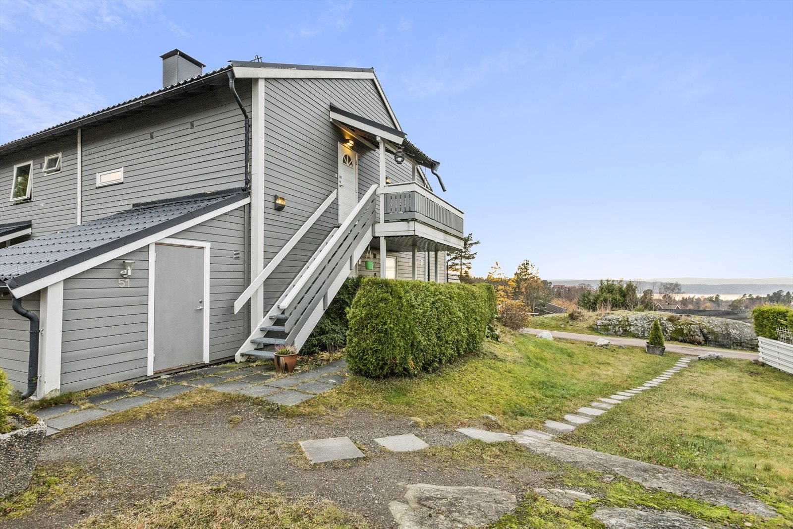 Egen inngang til leiligheten. Det medfølger utebod med leiligheten. Galleribilde