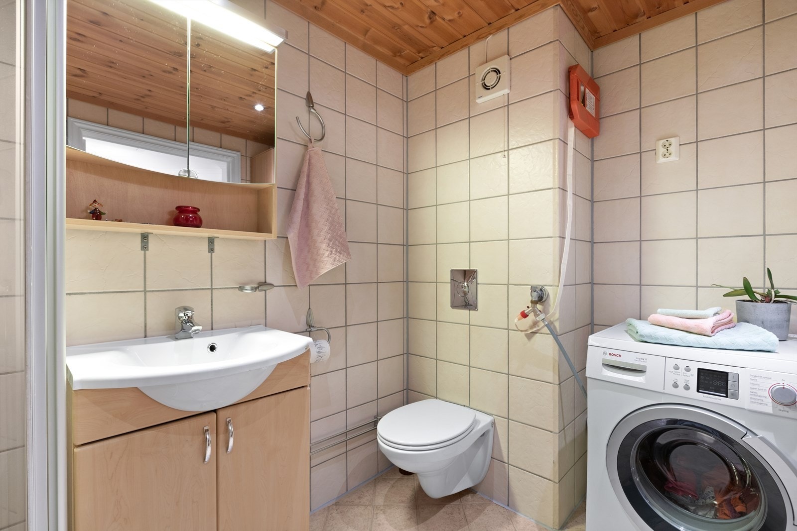 Romslig baderom. Baderommet er lyst og er utstyrt med varmekabler i gulv og opplegg for vaskemaskin. Galleribilde