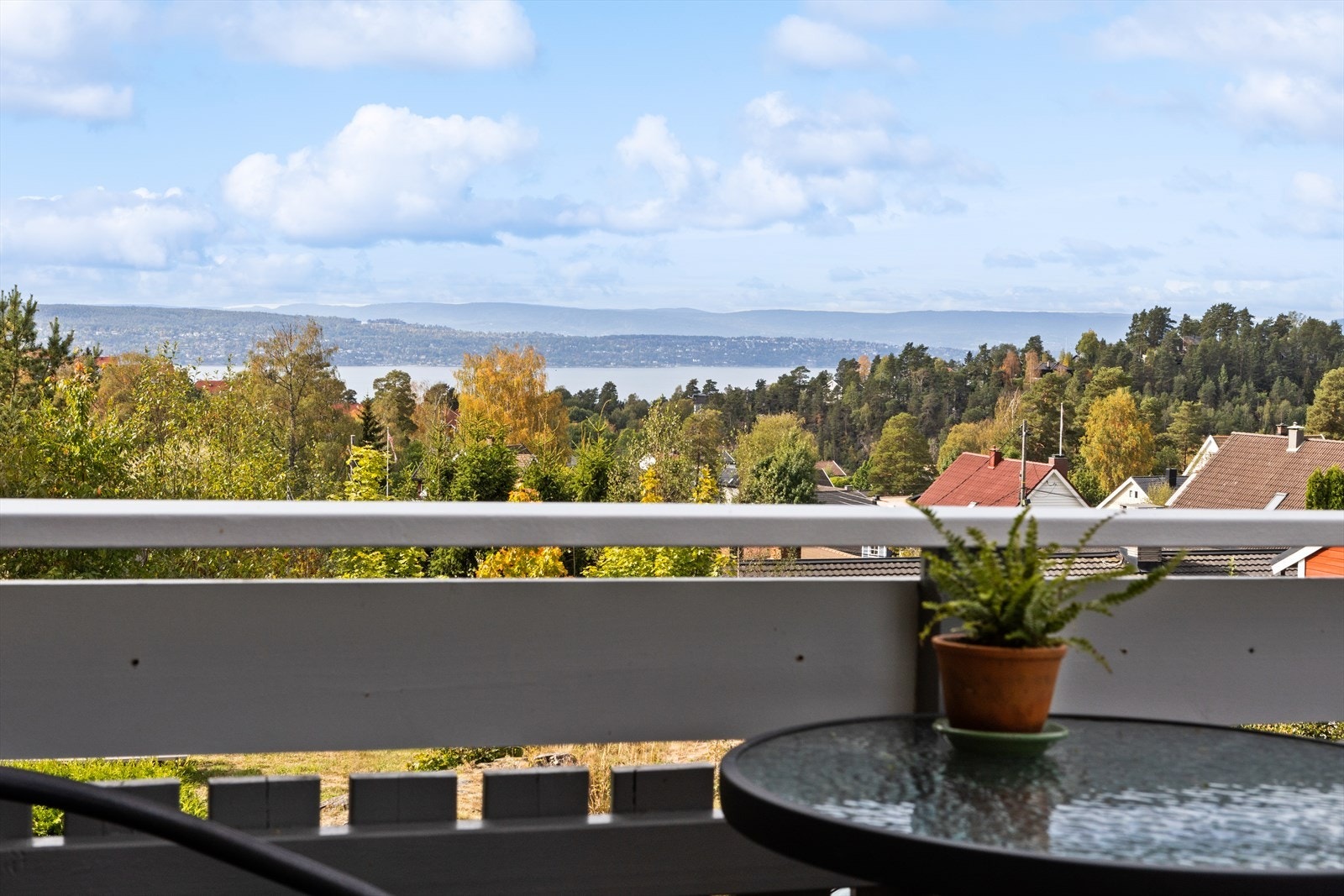 Nyt en vakker utsikt fra balkong med meget gode solforhold Galleribilde