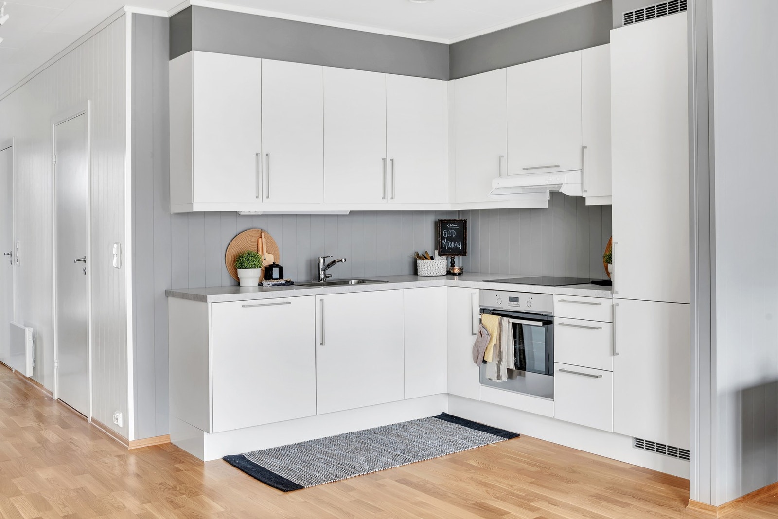 Stilrent kjøkken med integrerte hvitevarer. Bilde fra tilsvarende bolig. Galleribilde