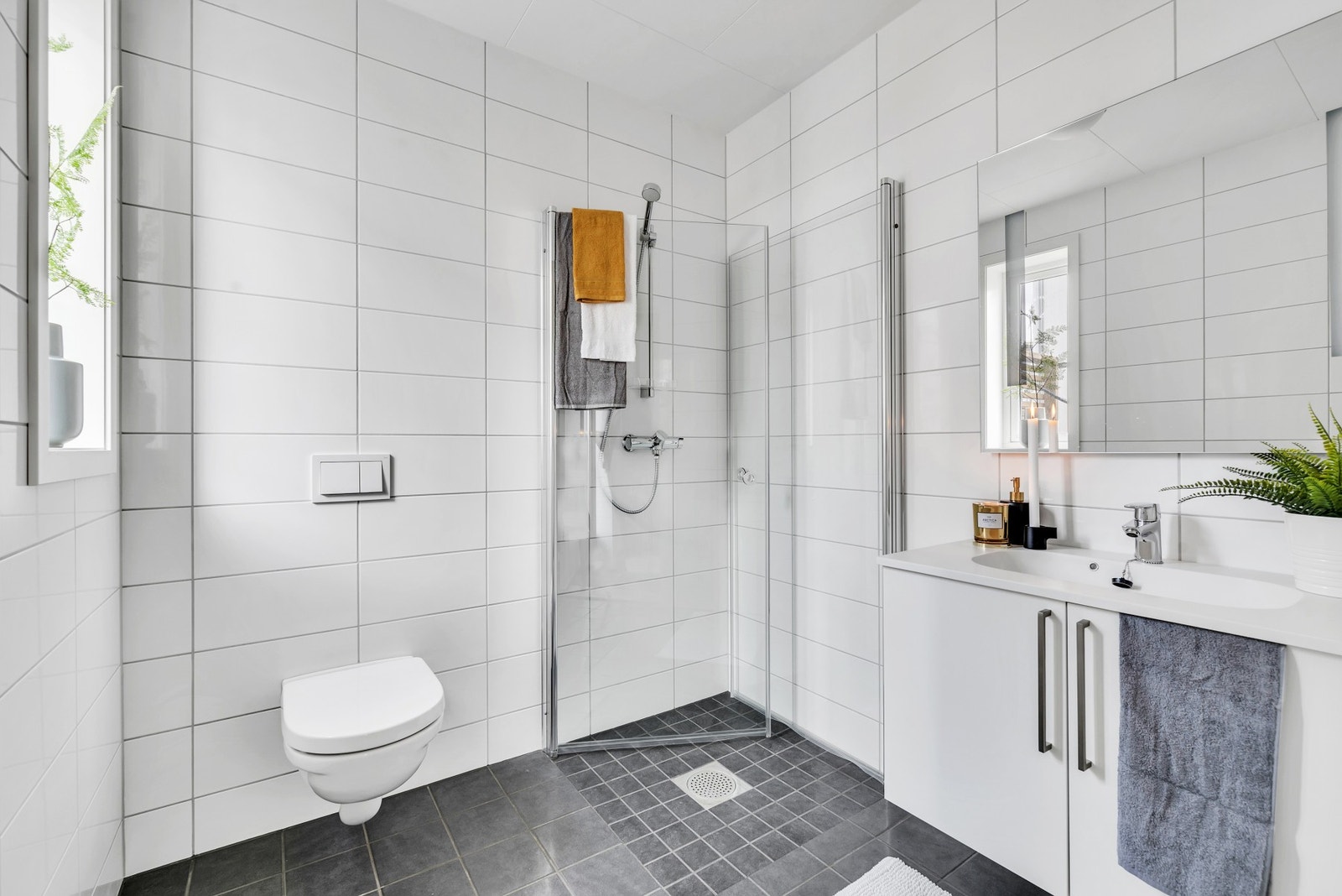 Delikat flislagt bad med varme i guiv. Bilde fra tilsvarende bolig. Galleribilde