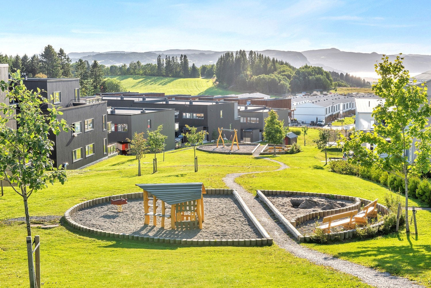 Rekkehusene ligger fredelig og landlig til på Lund Østre hvor du har en muligheten til å la frisk luft og naturopplevelser bli en del av hverdagen. Likevel er ikke City Syd og Tillerbyen mer enn en 10 minutters biltur unna, og en fem minutters sykkeltur t Galleribilde