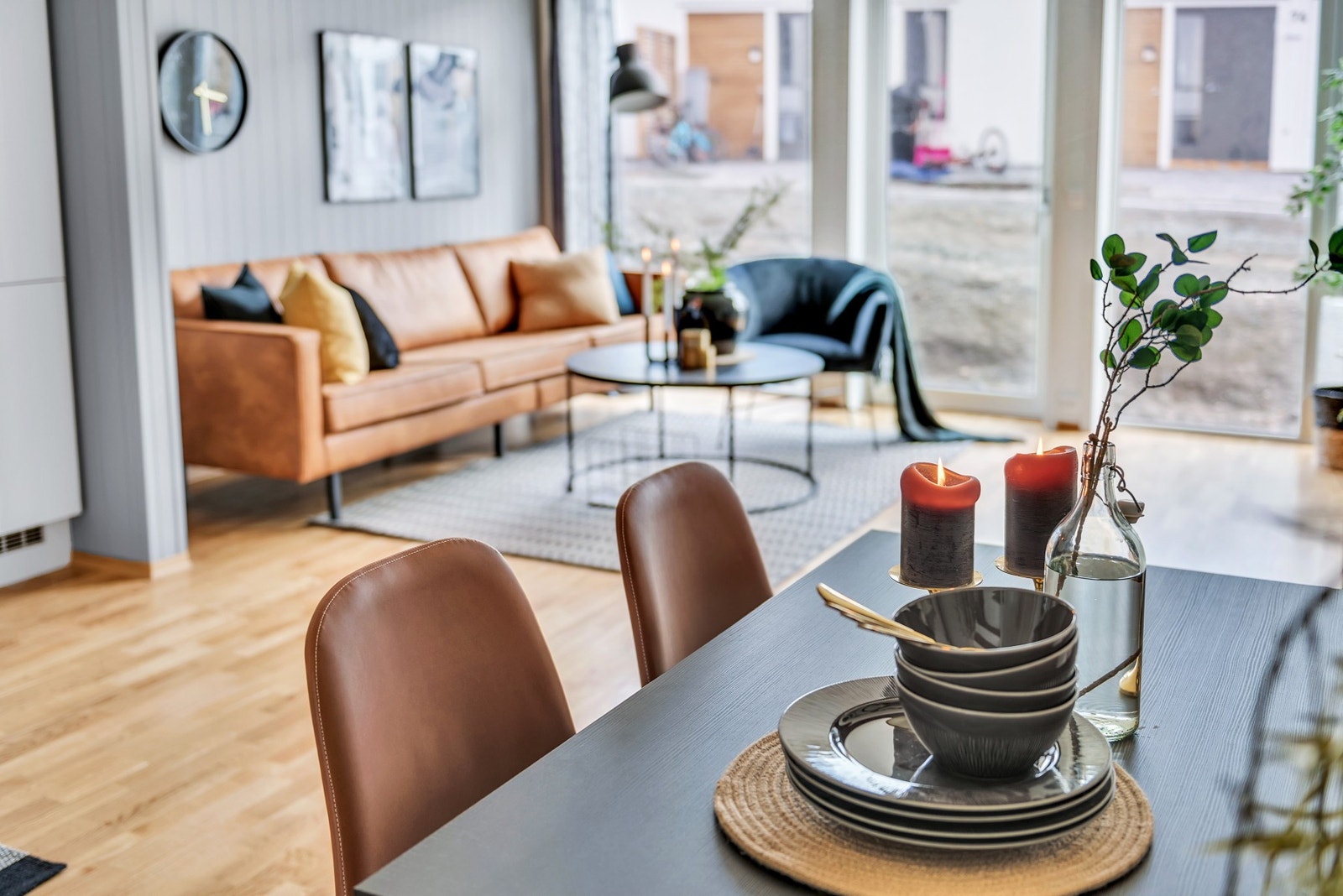 I tilknytting stue er det god plass til stort spisebord. Bilde fra tilsvarende bolig. Galleribilde