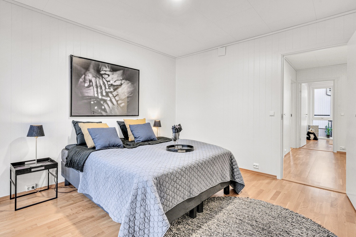 Hovedsoverom er på 14kvm og har god plass til dobbeltseng og tilhørende garderobeskap. Bilde fra tilsvarende bolig. Galleribilde