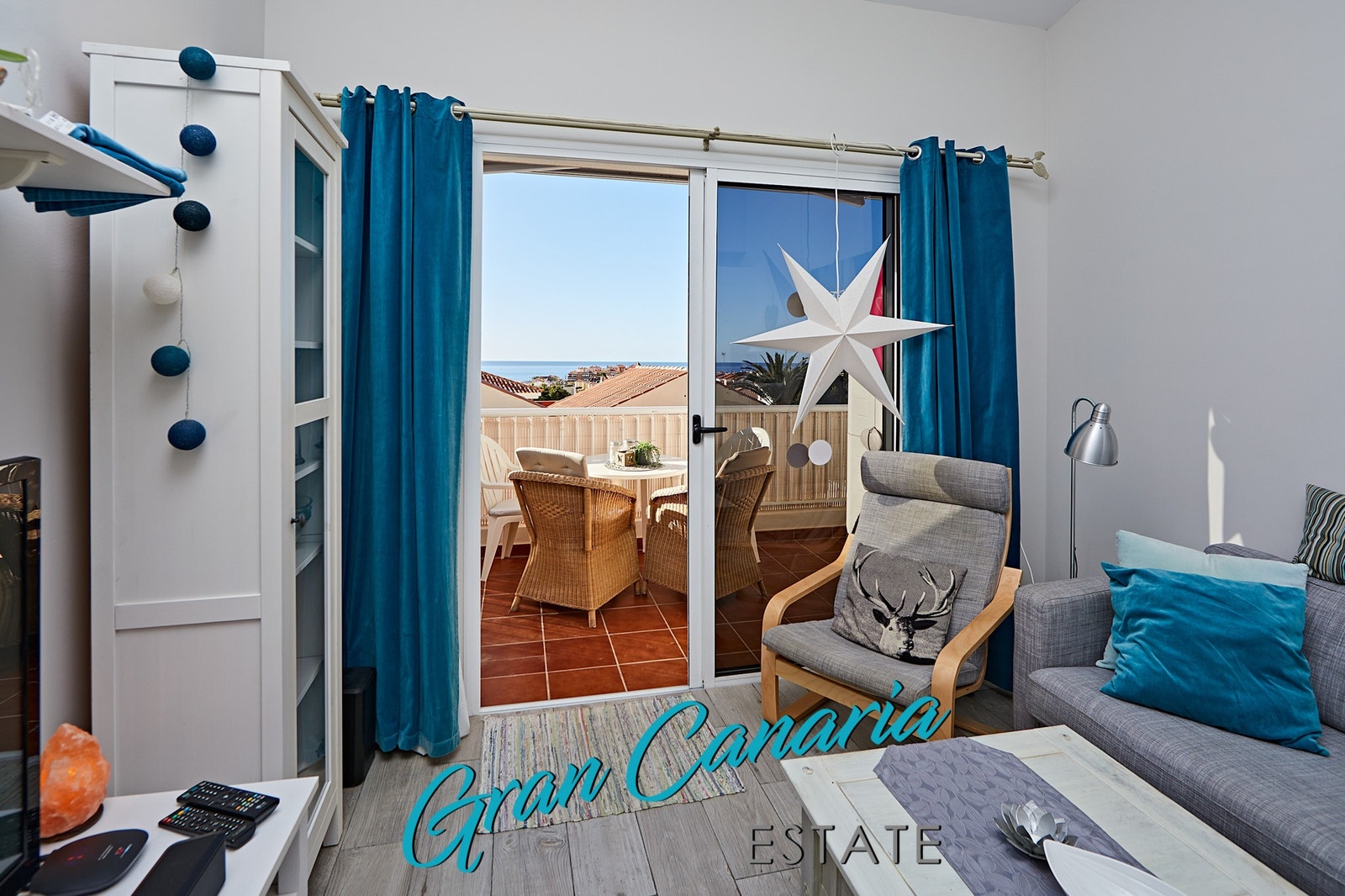 Oppusset leilighet med moderne standard, egen garasje og flott havutsikt Galleribilde