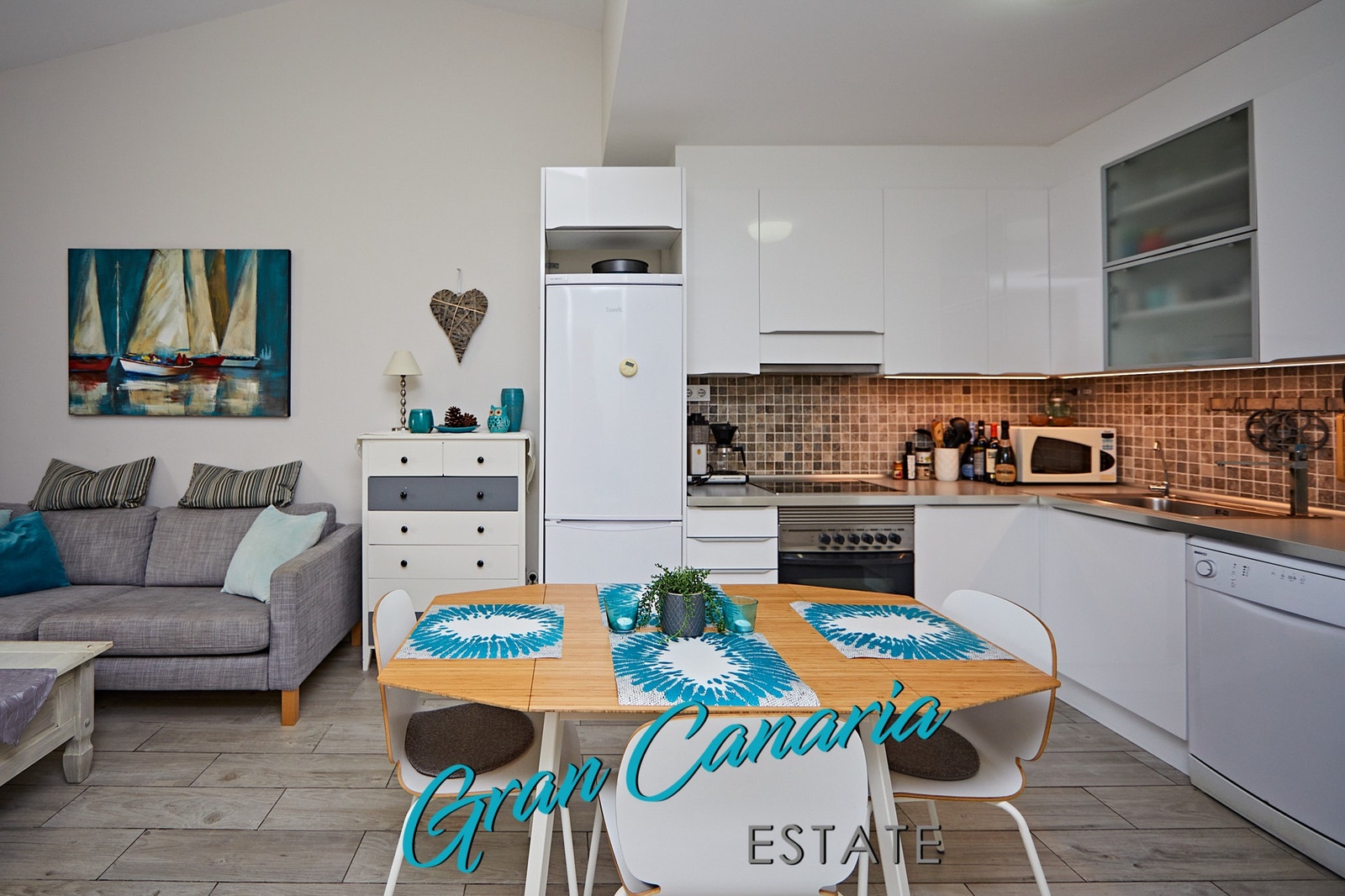 Meget pen kjøkkeninnredning med oppvaskmaskin, kjøl/frys, komfyr og moderne koketopp. Galleribilde