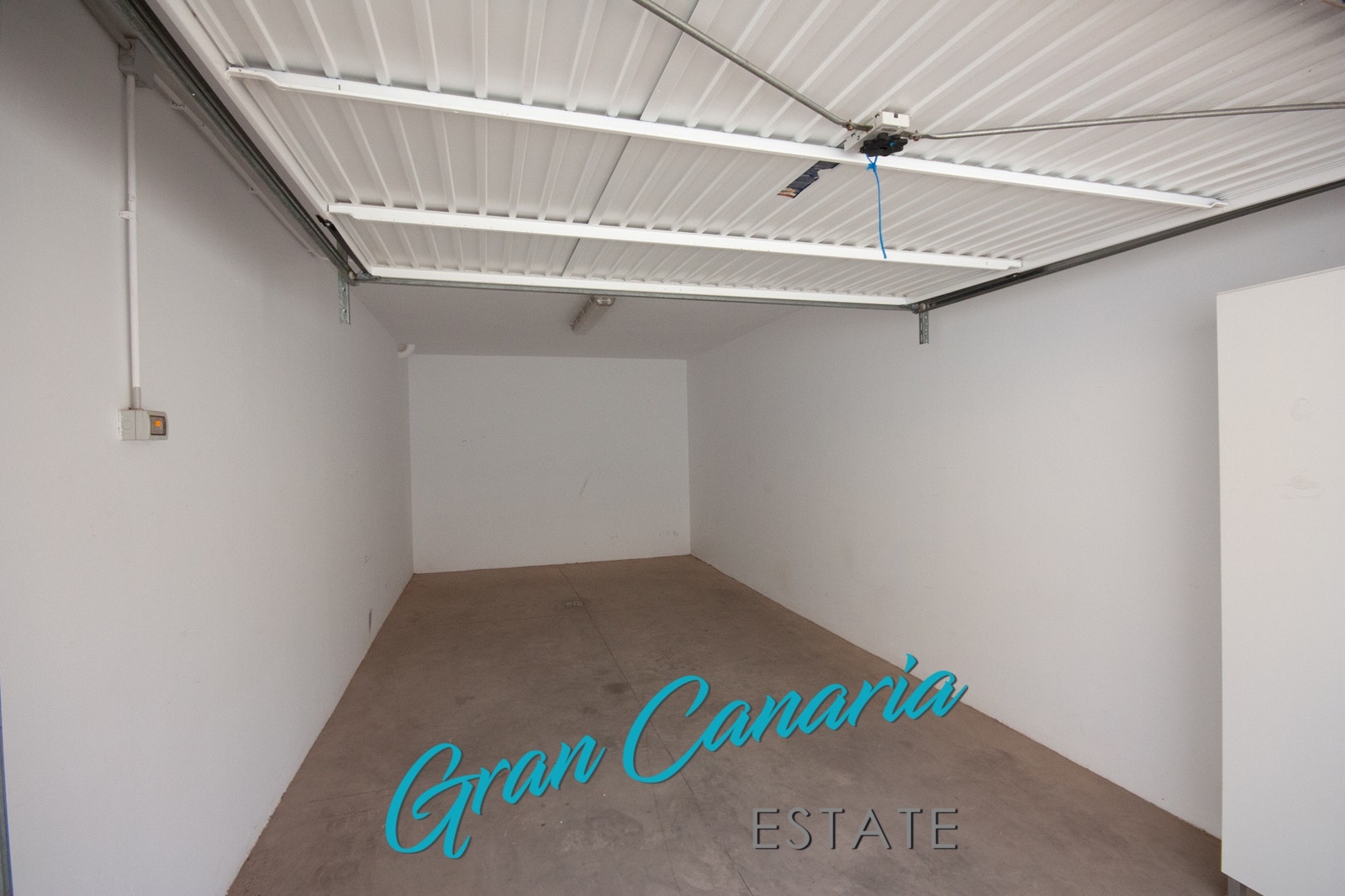 Romslig garasje Galleribilde