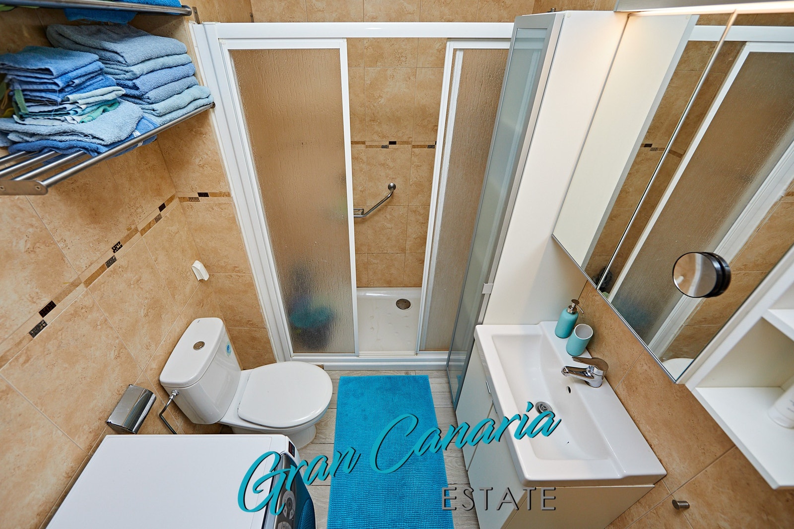 Bad med toalett, vask, dusj og vaskemaskin Galleribilde