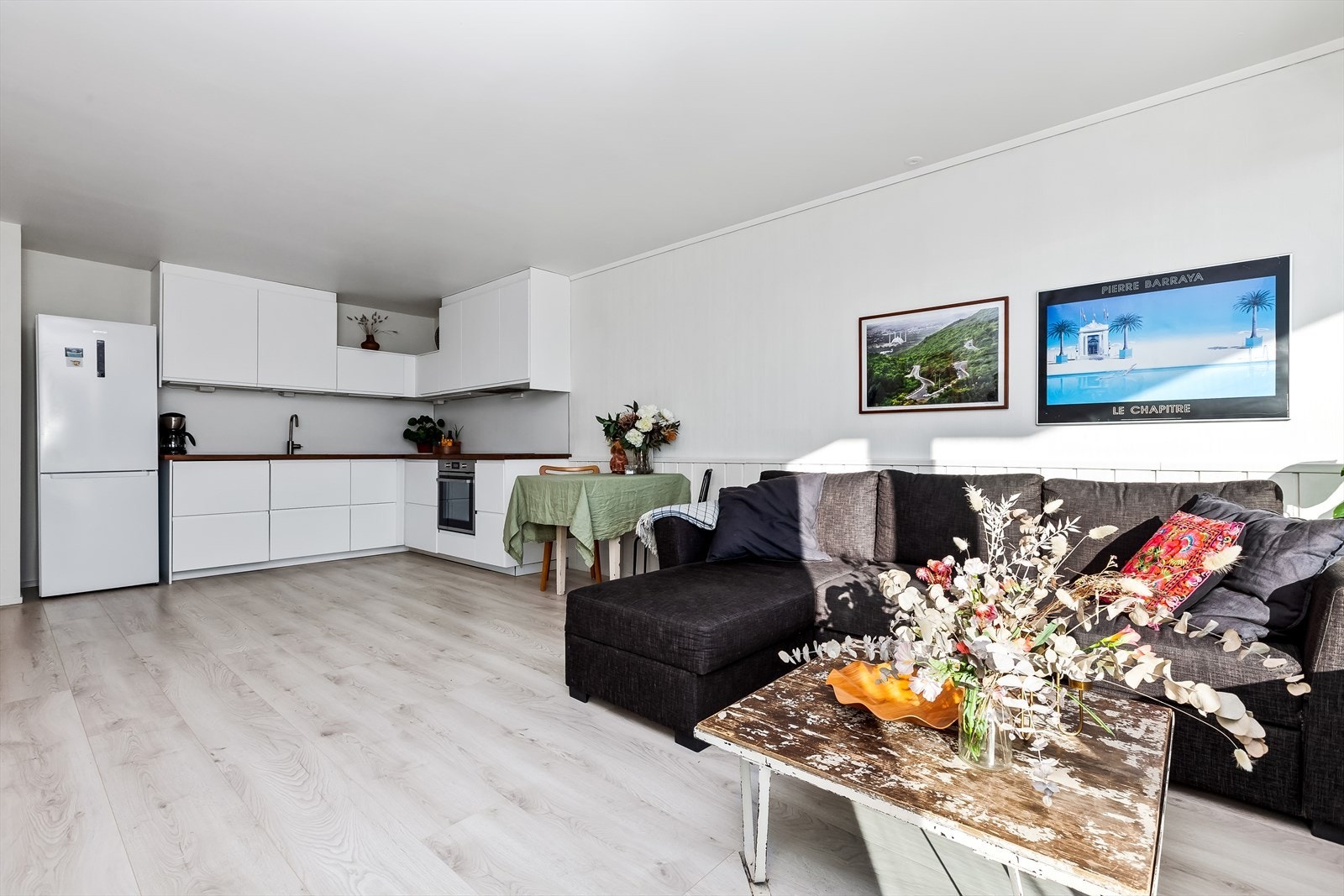 Kjøkkenet ligger i en åpen løsning mot stuen. Galleribilde