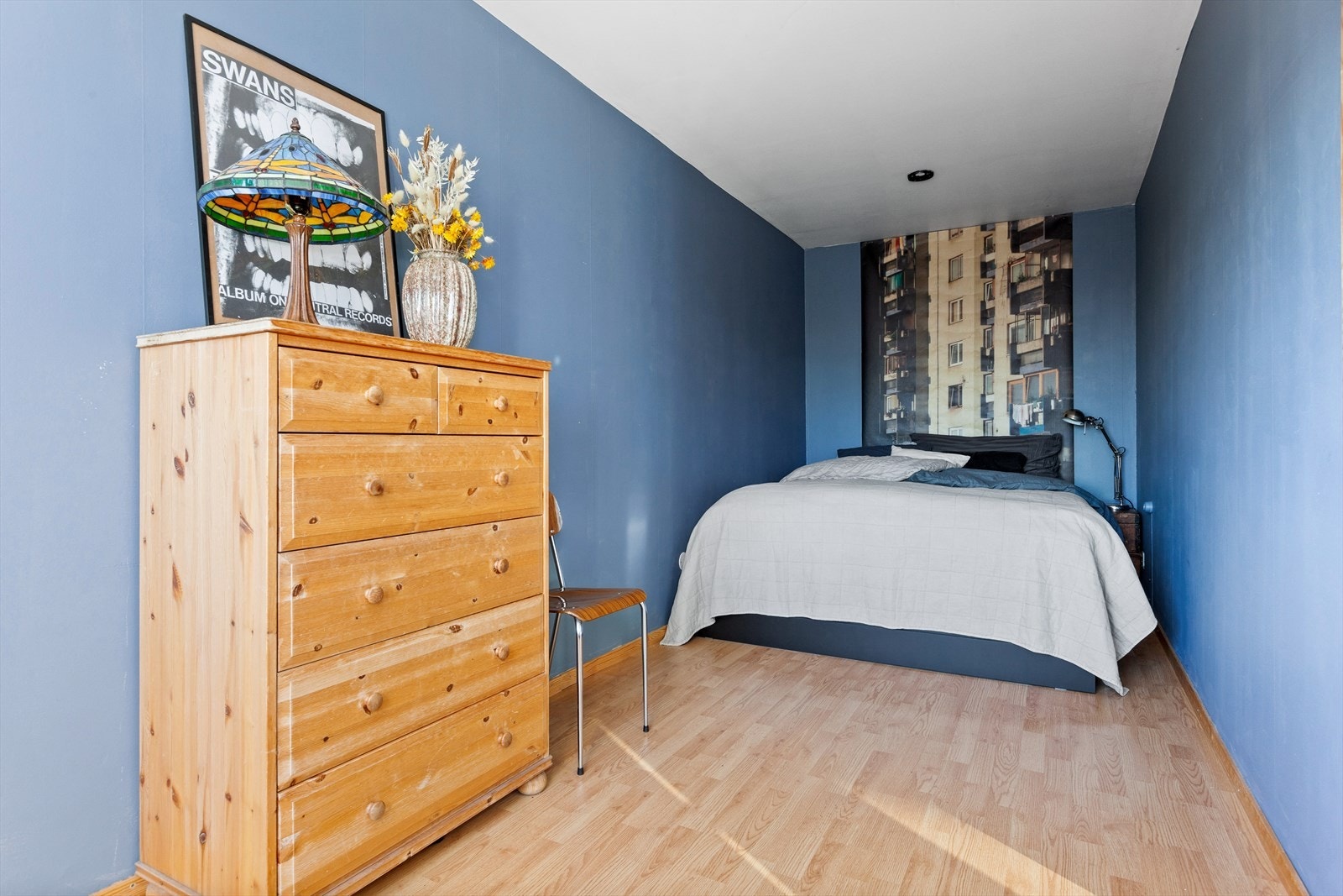 Romslig soverom med god plass til dobbeltseng. Galleribilde