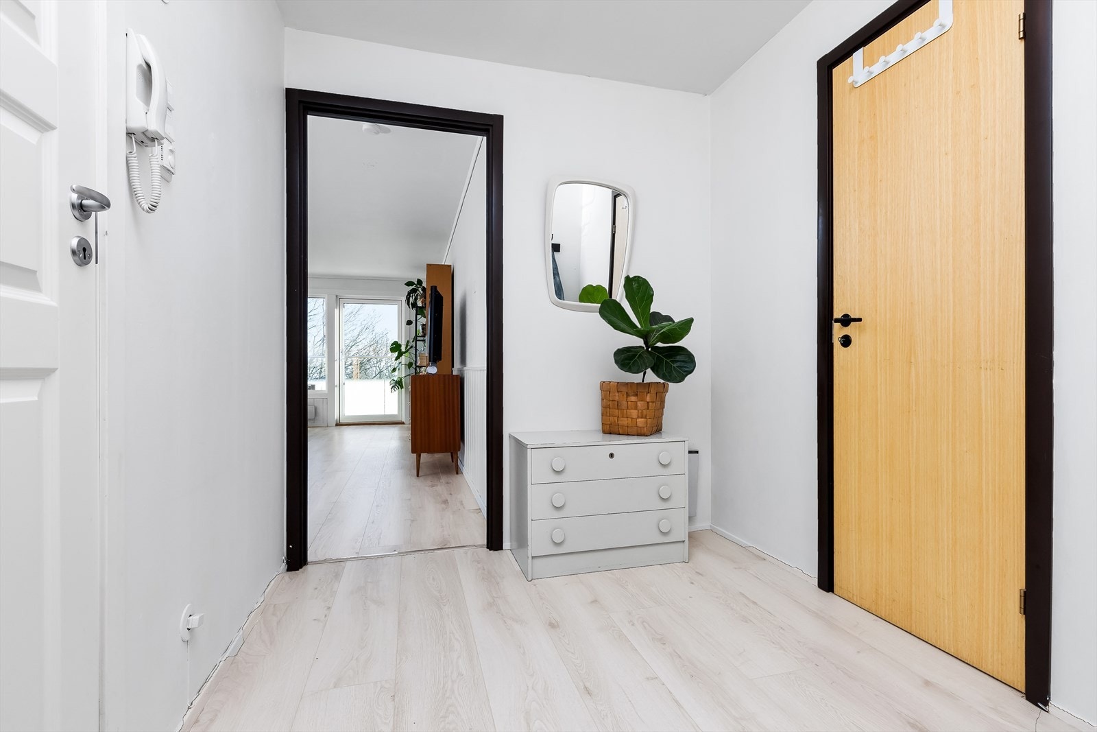 Entré med tilhørende innvendig bod. Galleribilde