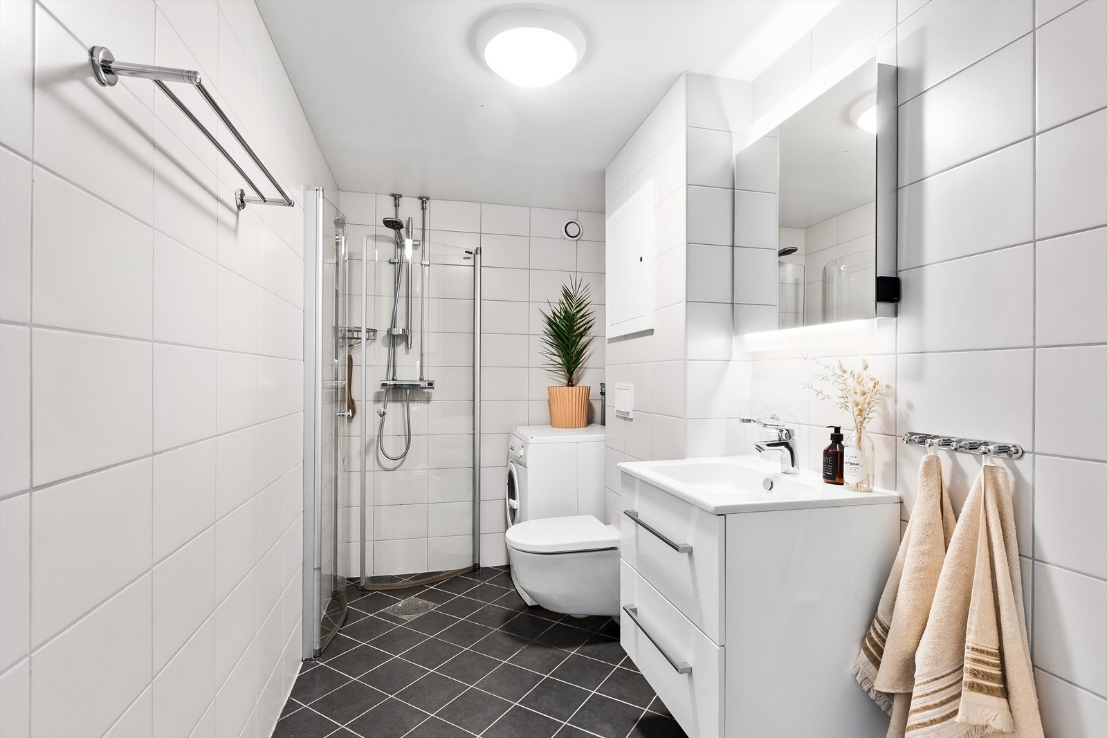 Lekkert flislagt baderom. Galleribilde