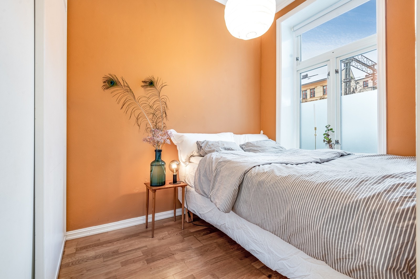 På soverommet er det god plass til seng og garderobeskap Galleribilde