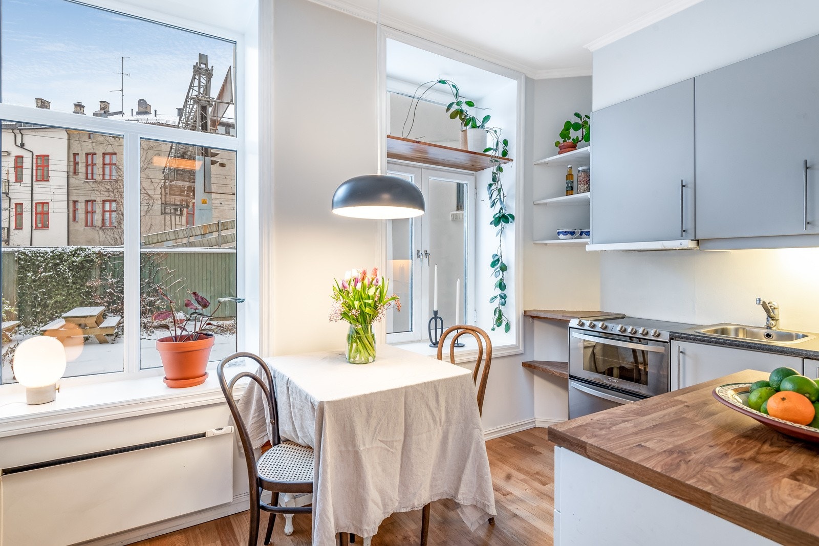 Det er plass til mindre spisebord på kjøkken/stue Galleribilde