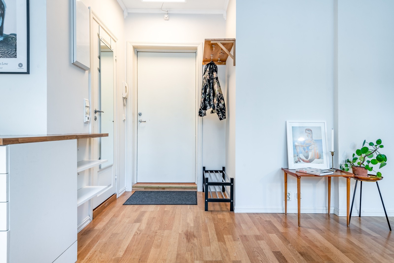 Entre med plass til å henge fra seg yttertøy og sette fra seg sko Galleribilde