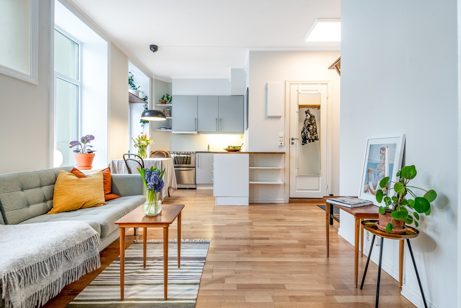 Stue ligger i åpen løsning med kjøkken, og skaper et hyggelig og sosialt rom Galleribilde