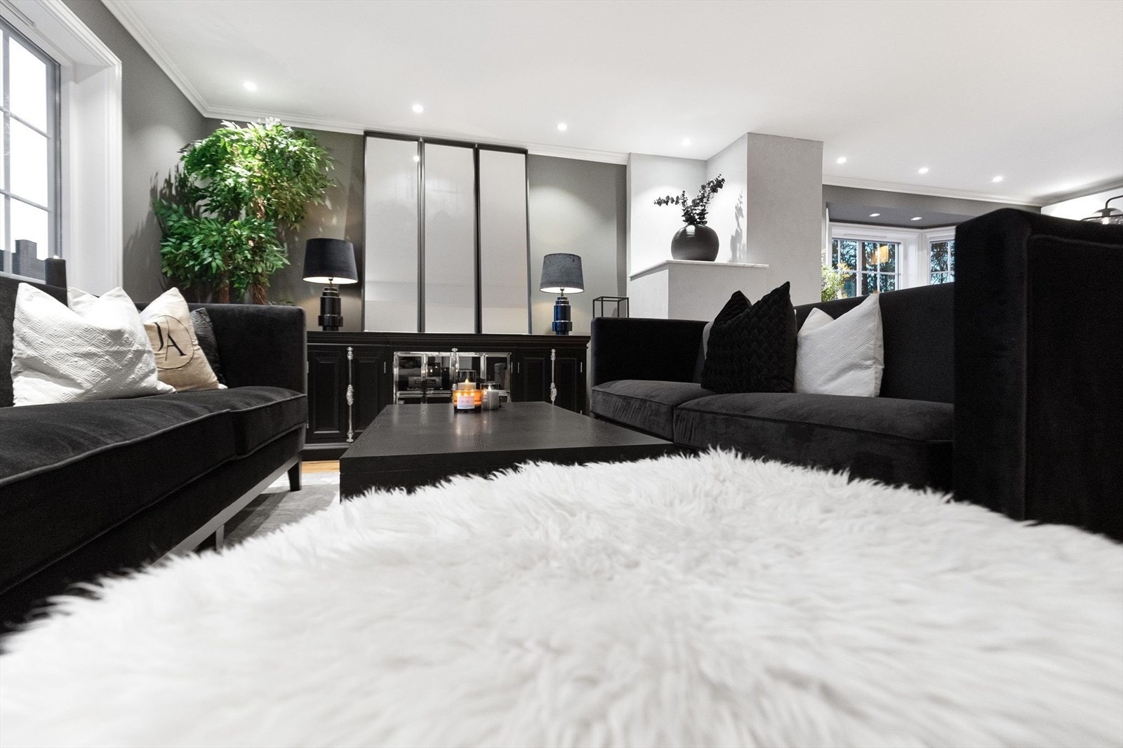 Gråmalte vegger og parkettgulv, samt en ramme av downlights i himlingen som skaper det lille ekstra. Galleribilde