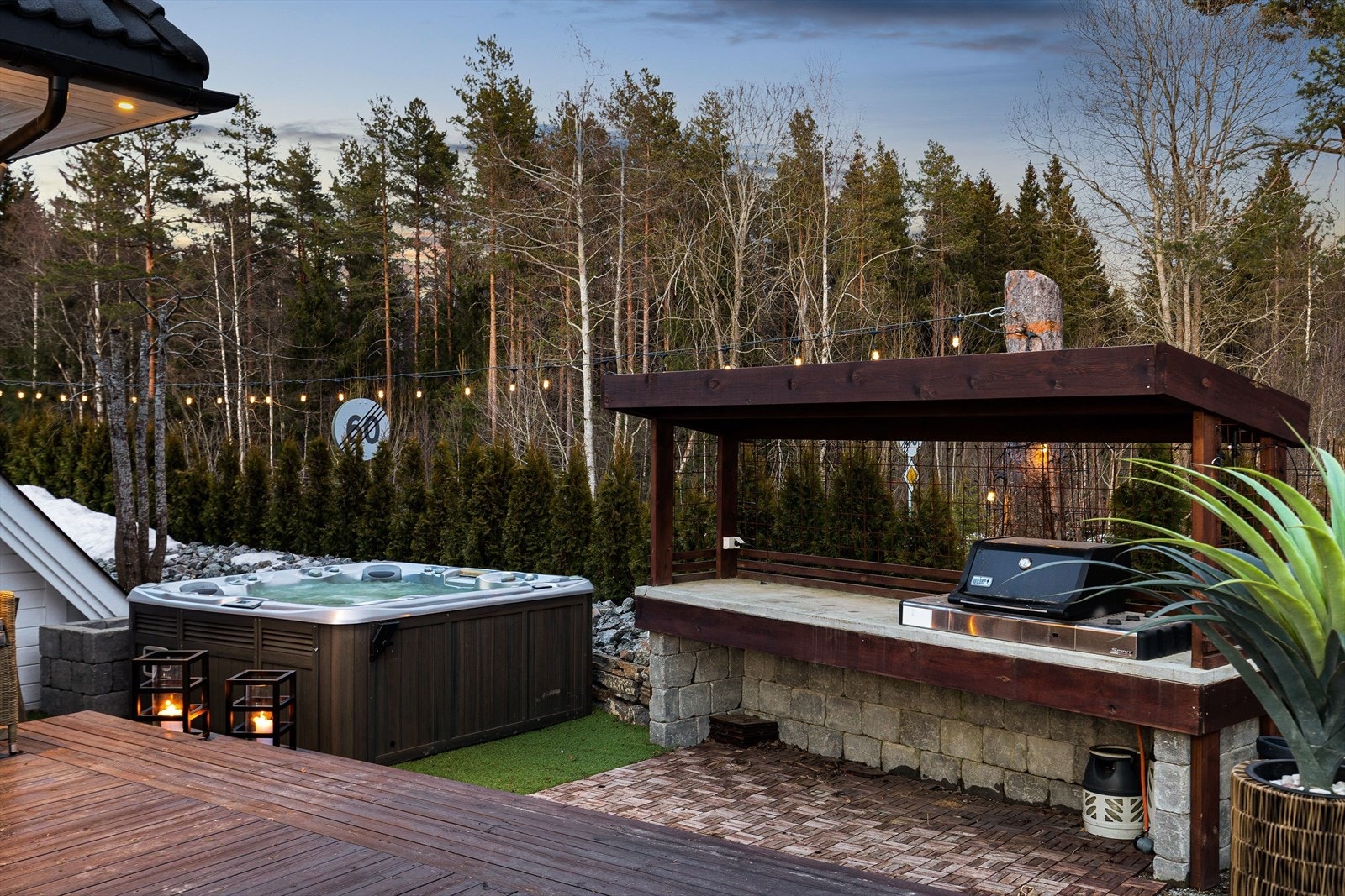 Utekjøkken med grill. Her kan sommerhalvåret virkelig nytes til det fulle! Galleribilde