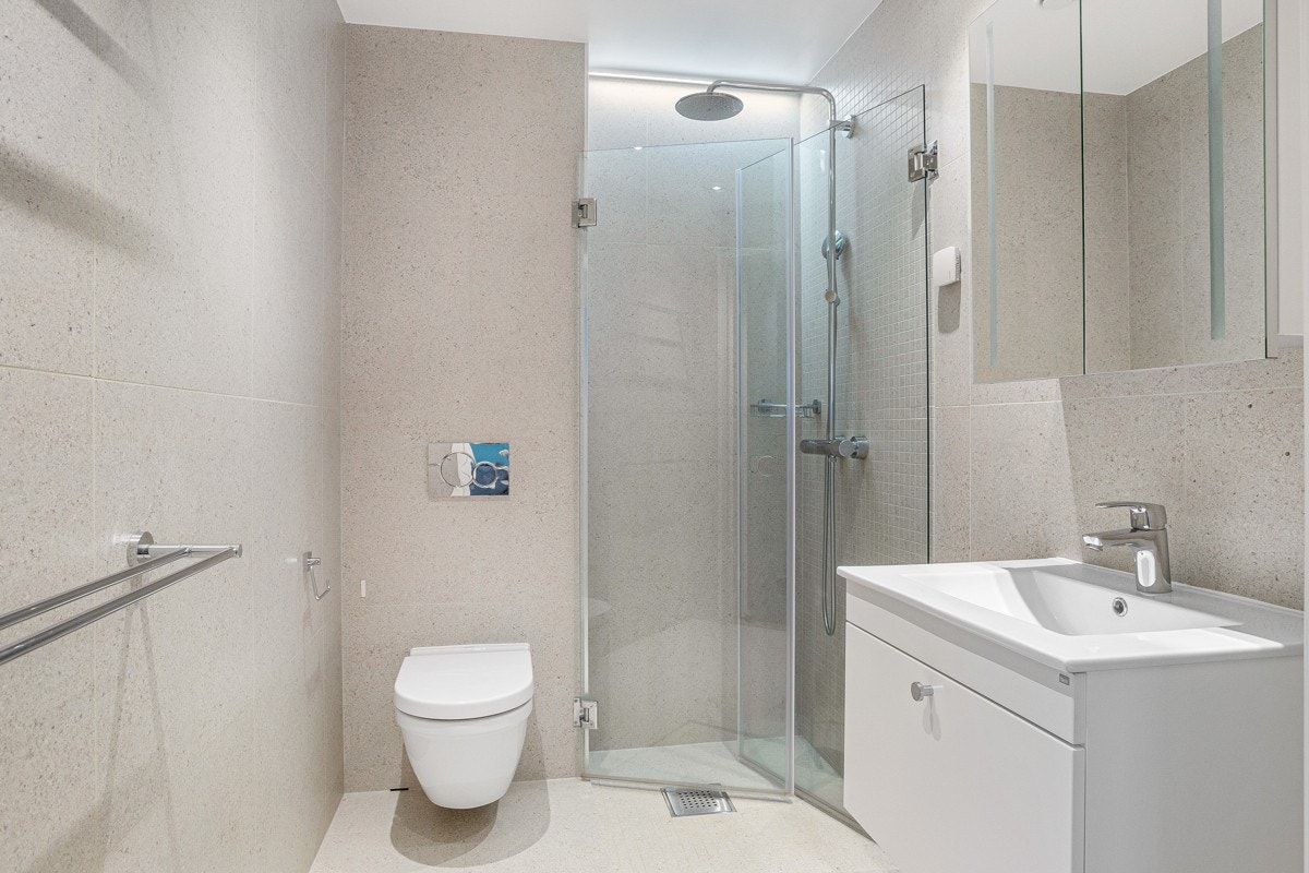 Det ene badet har dusjhjørne og det andre har badekar, begge utstyrt med deilig regnfallsdusj. Galleribilde