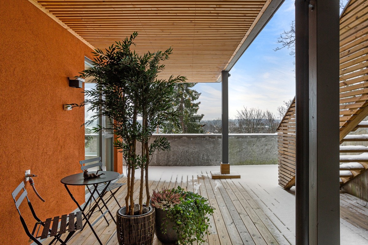 På terrassen kan utedagene tilbringes lunt og usjenert. Galleribilde