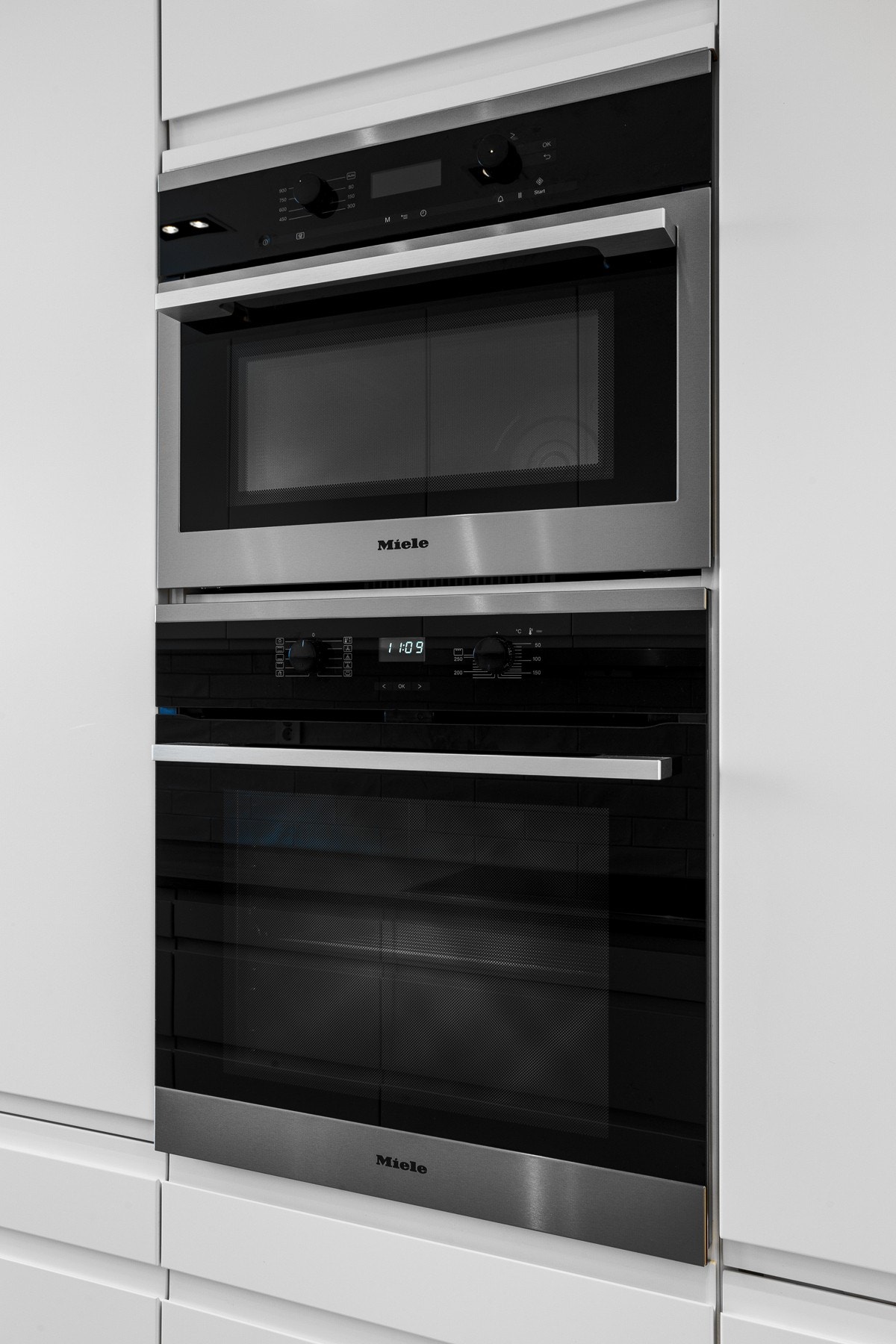 Hvitevarer som stekeovn og micro i høyskap, kjøleskap, oppvaskmaskin og induksjonstopp fra Miele er integrert. Galleribilde