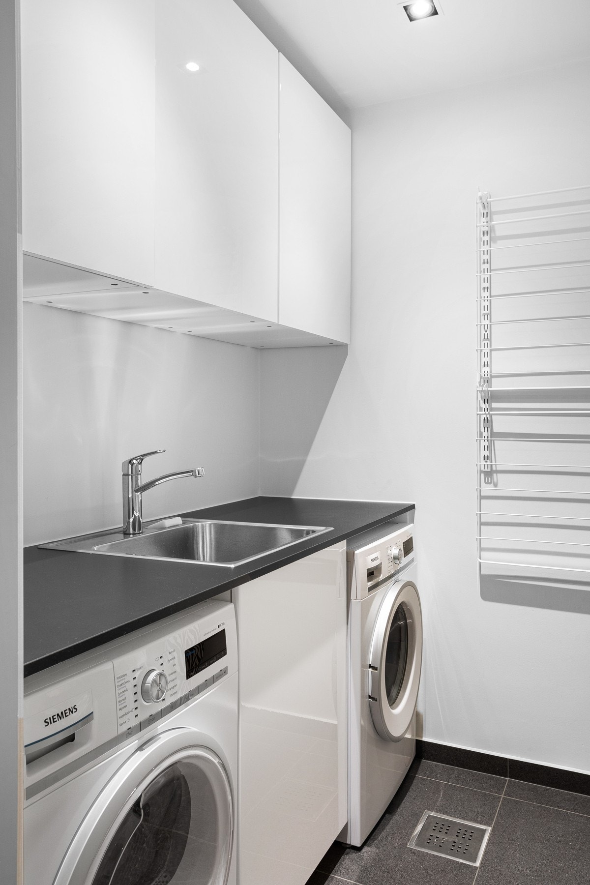 Vaskerommet har god arbeidsbenk og skap med oppbevaringsplass. Galleribilde