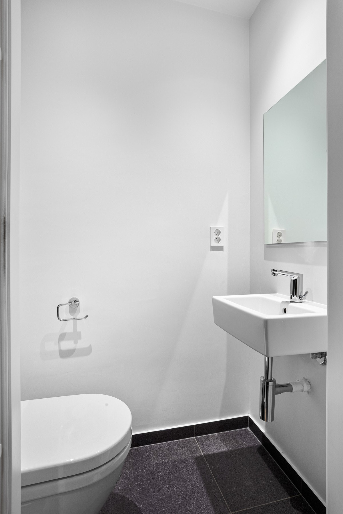 I tilknytning til entreen er det gjestetoalett med berøringsfritt armatur. Galleribilde