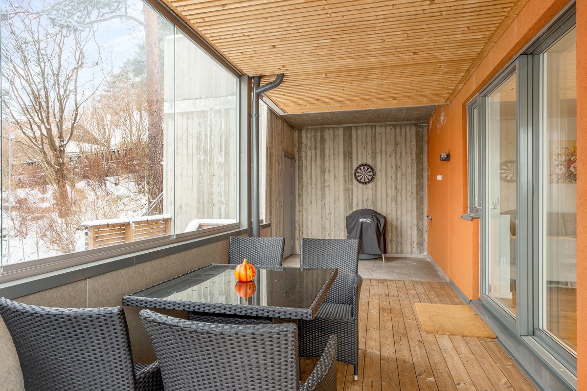 Innerst på verandaen er det tilgang til en sportsbod på ca. 2,8 kvm. Galleribilde