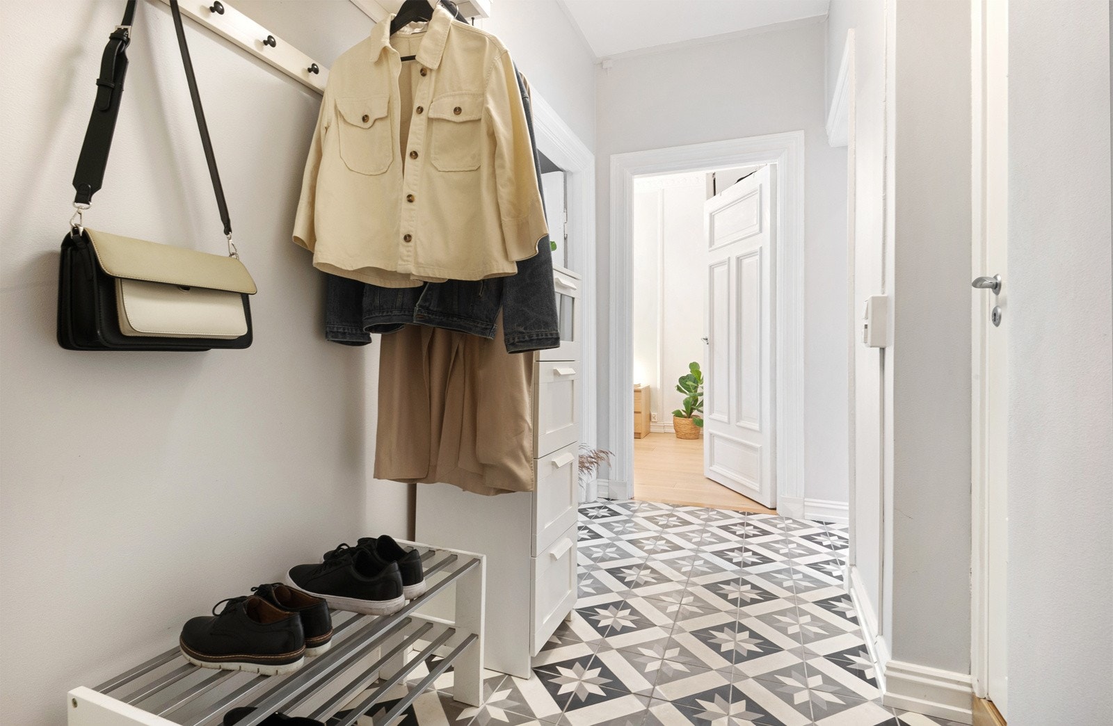 Her er det god plass til både sko og ytterklær. Galleribilde