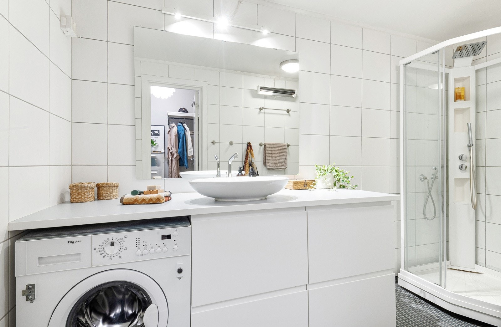 Praktisk innredet med egen nisje til vaskemaskin. Galleribilde