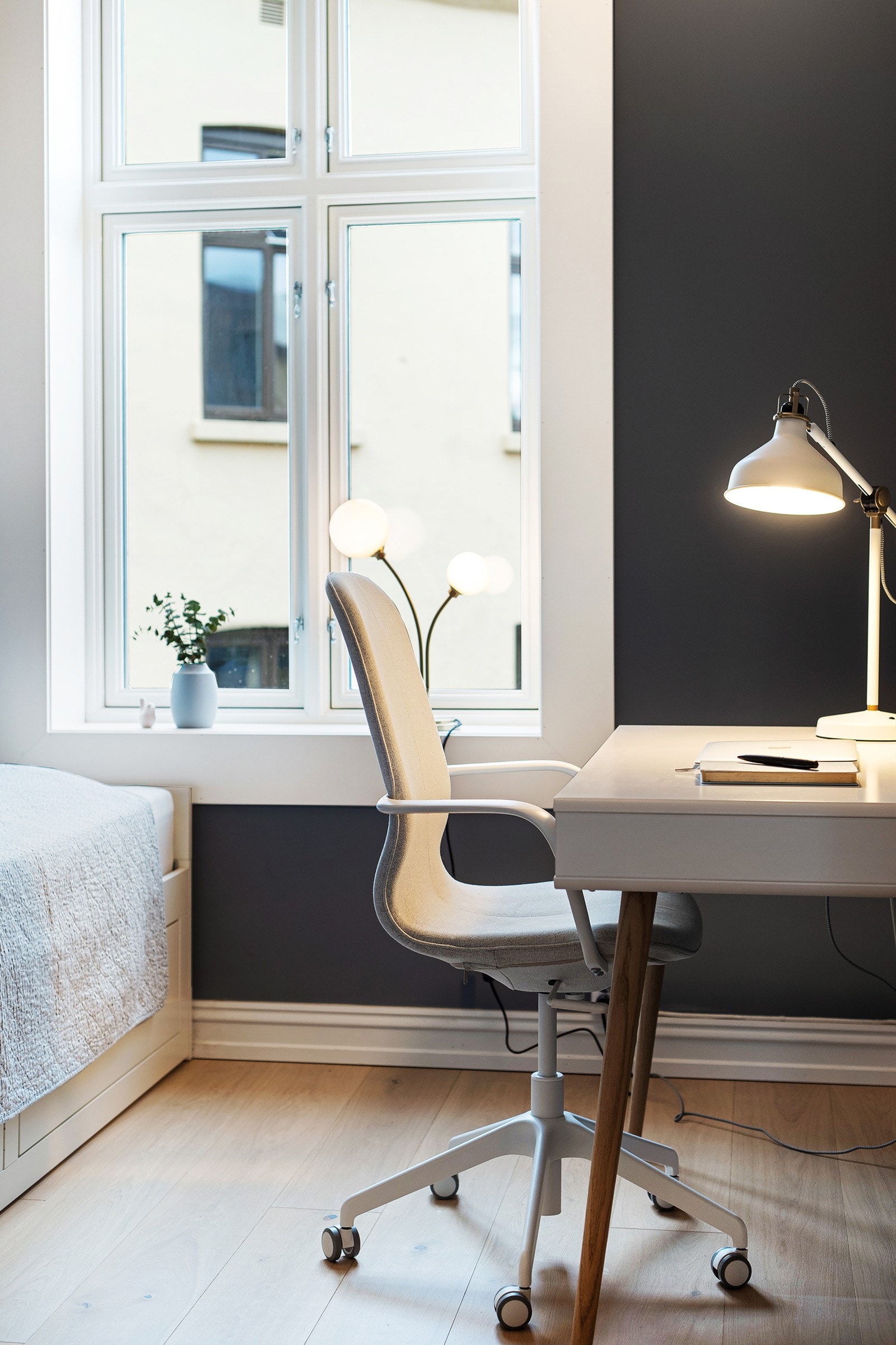 Også dette soverommet vender ut mot rolig bakgård og har plass til både seng, klesskap og kontorpult. Galleribilde