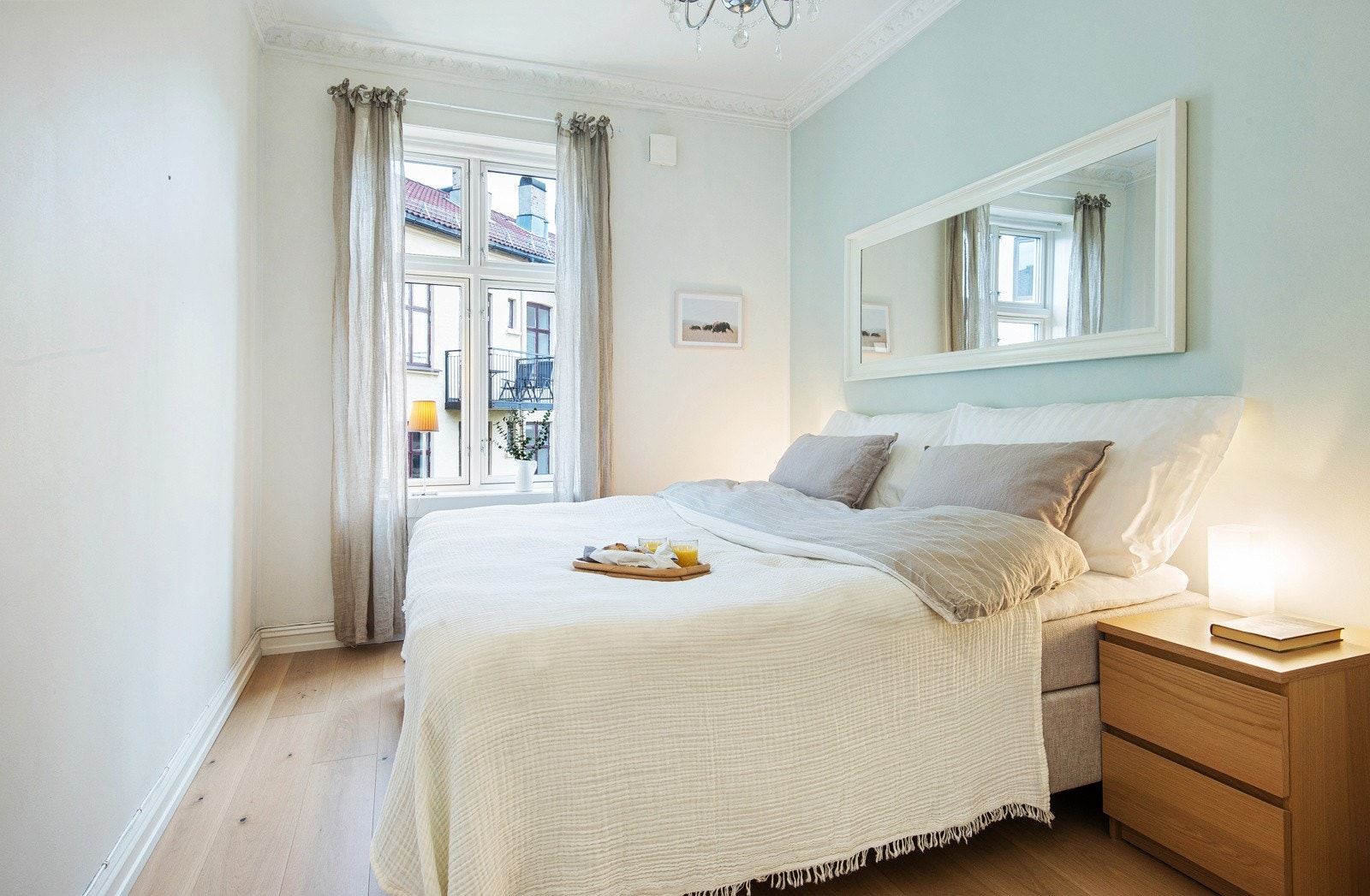 Stort hovedsoverom med både stukkatur og rosett. Galleribilde