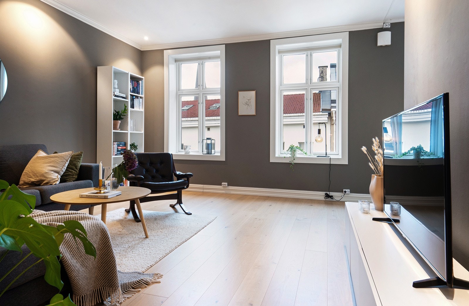 Store vindusflater på begge sider av boligen gir mye naturlig lys. Vinduene ble byttet i 2020. Galleribilde