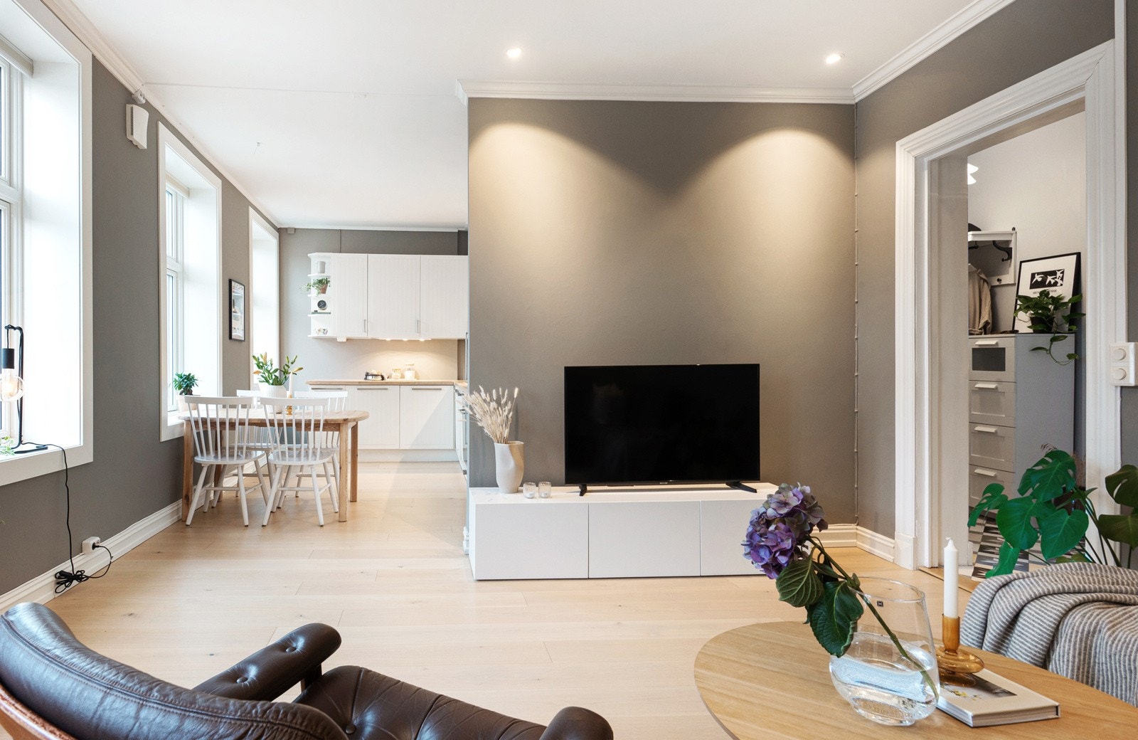 Leiligheten skiller seg ut med sin kombinasjon av et moderne, stilfult design sammen med klassiske detaljer som rosett og god takhøyde. Galleribilde