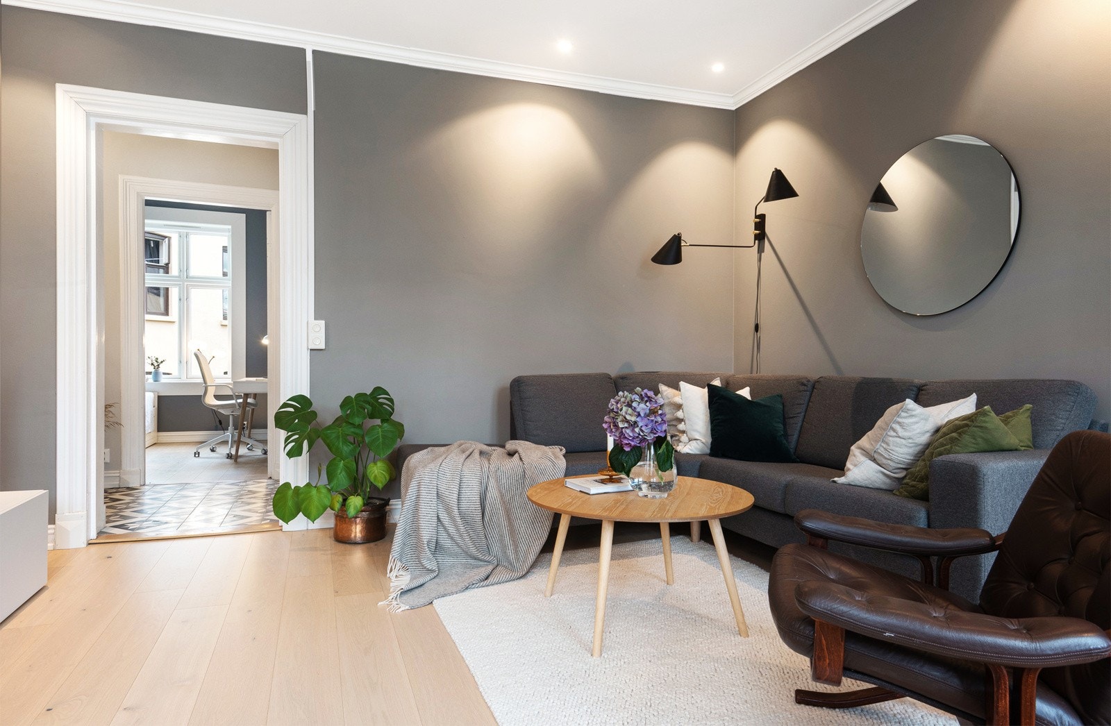 Enstavs parkett er gjennomgående i flere rom. Det er også gulvvarme i både stue/kjøkken og entre. Galleribilde