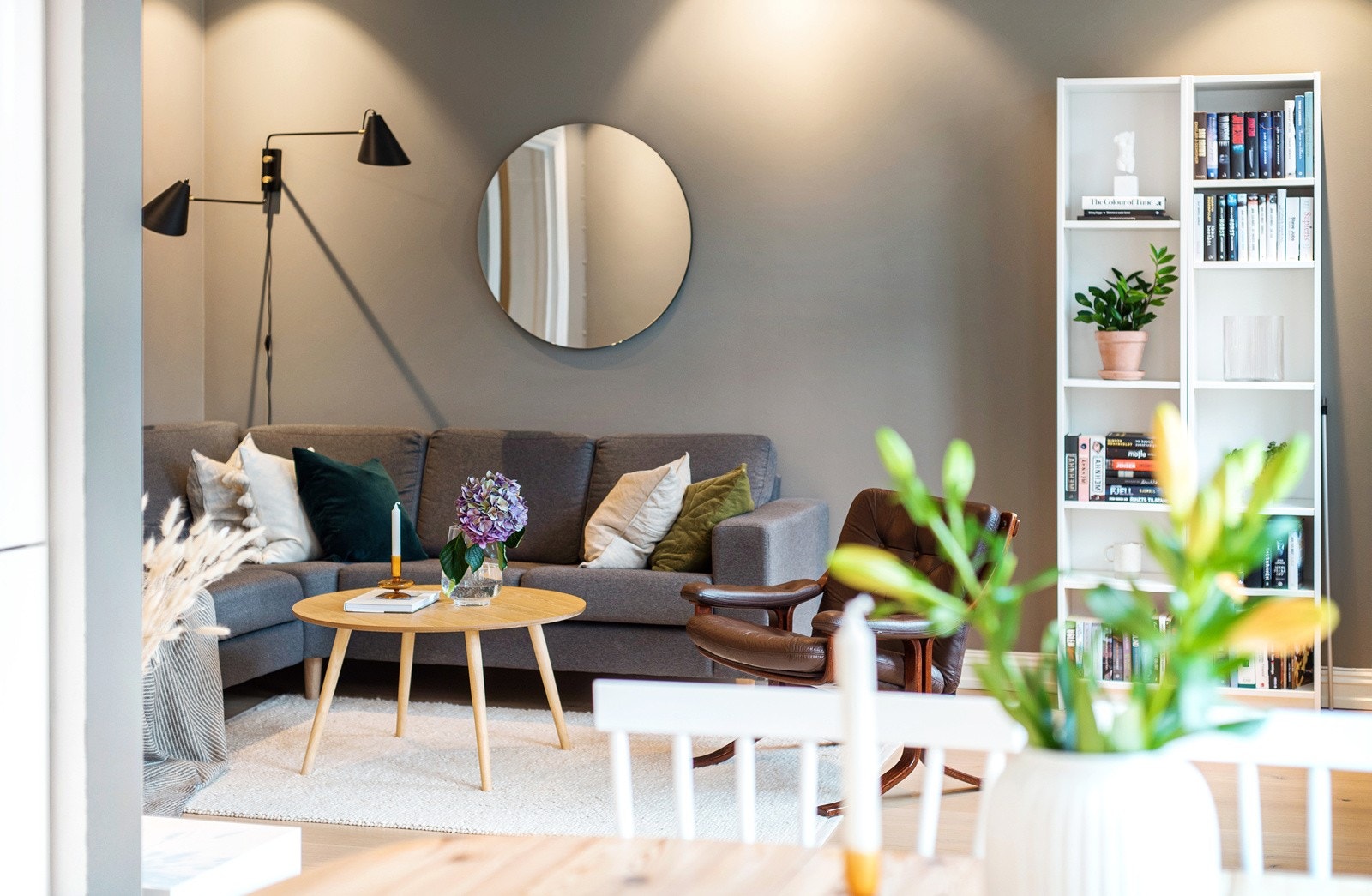 Naturlig overgang mellom kjøkken og stue. Galleribilde