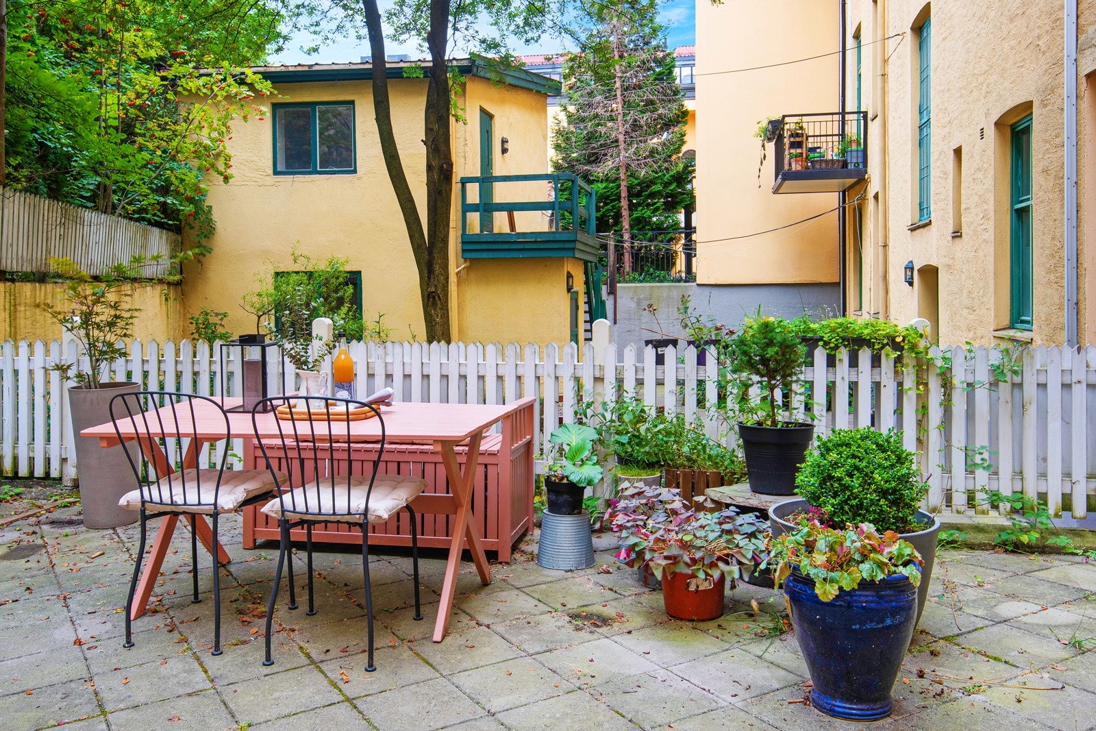 Hvis du vil slappe av i en mer privat atmosfære enn i en av de mange parkene Grünerløkka tilbyr er bakgården et perfekt sted! Galleribilde