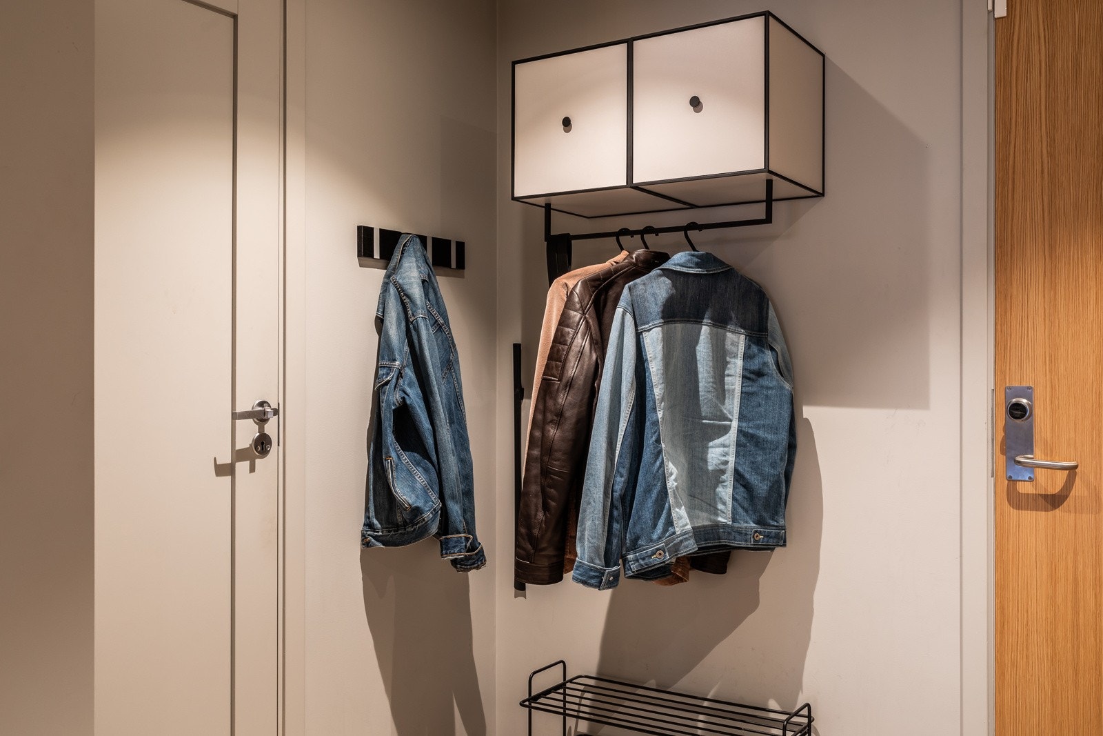 Fin plass til å henge fra seg ytterklær. Fra entreen har man også tilgang til en praktisk, innvendig bod med skyvedørsgarderobe. Entreen er utstyrt med dørcalling. Galleribilde