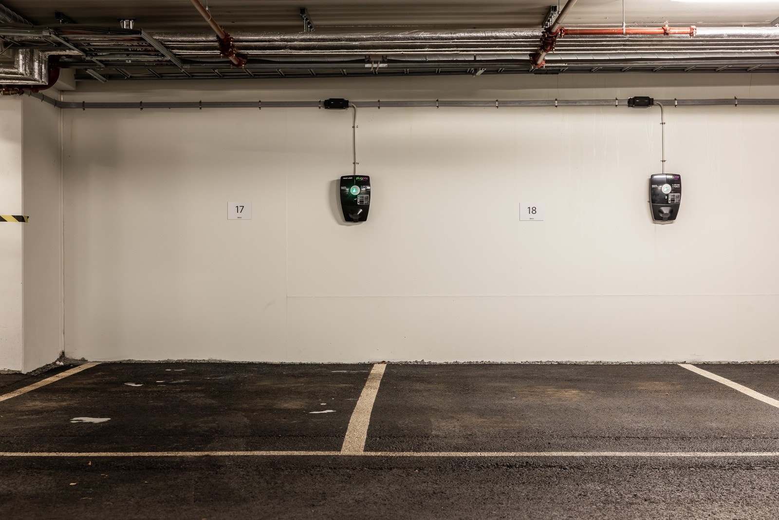 Fra leilighetsetasjen kan man ta heisen direkte ned i garasjeanlegget. Med leiligheten medfølger plass nr 17 og 18, uten stolpe i mellom og begge med lader for el-bil. Galleribilde
