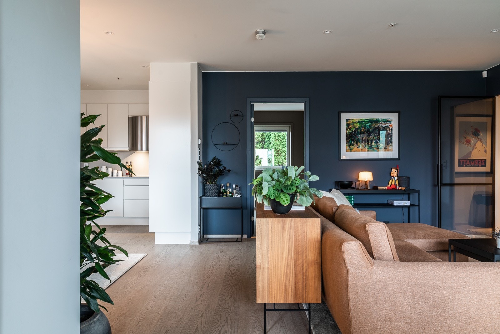 Vi går inn igjen. Gulvflatene i tørre oppholdsrom er belagt med moderne enstavs laminat mens veggflatene er malt i tidsriktige farger. Galleribilde