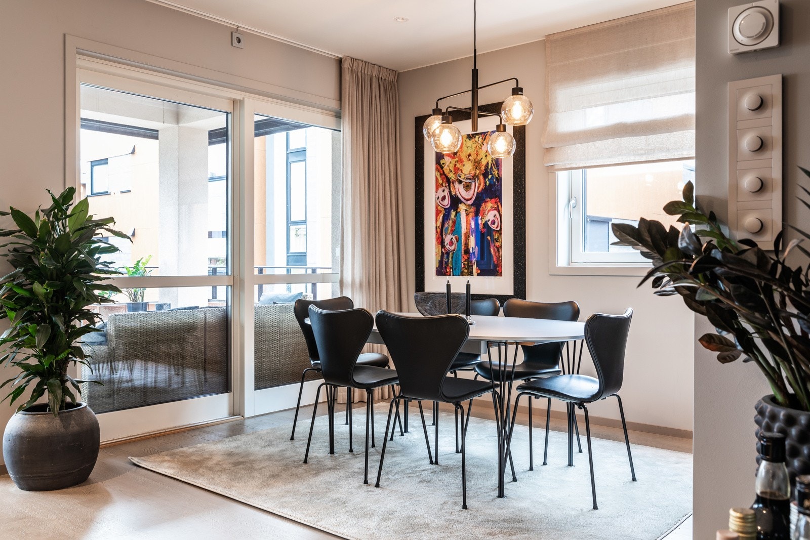Leiligheten har en fin spiseplass med måltidene kan nytes i hyggelig lag. Galleribilde