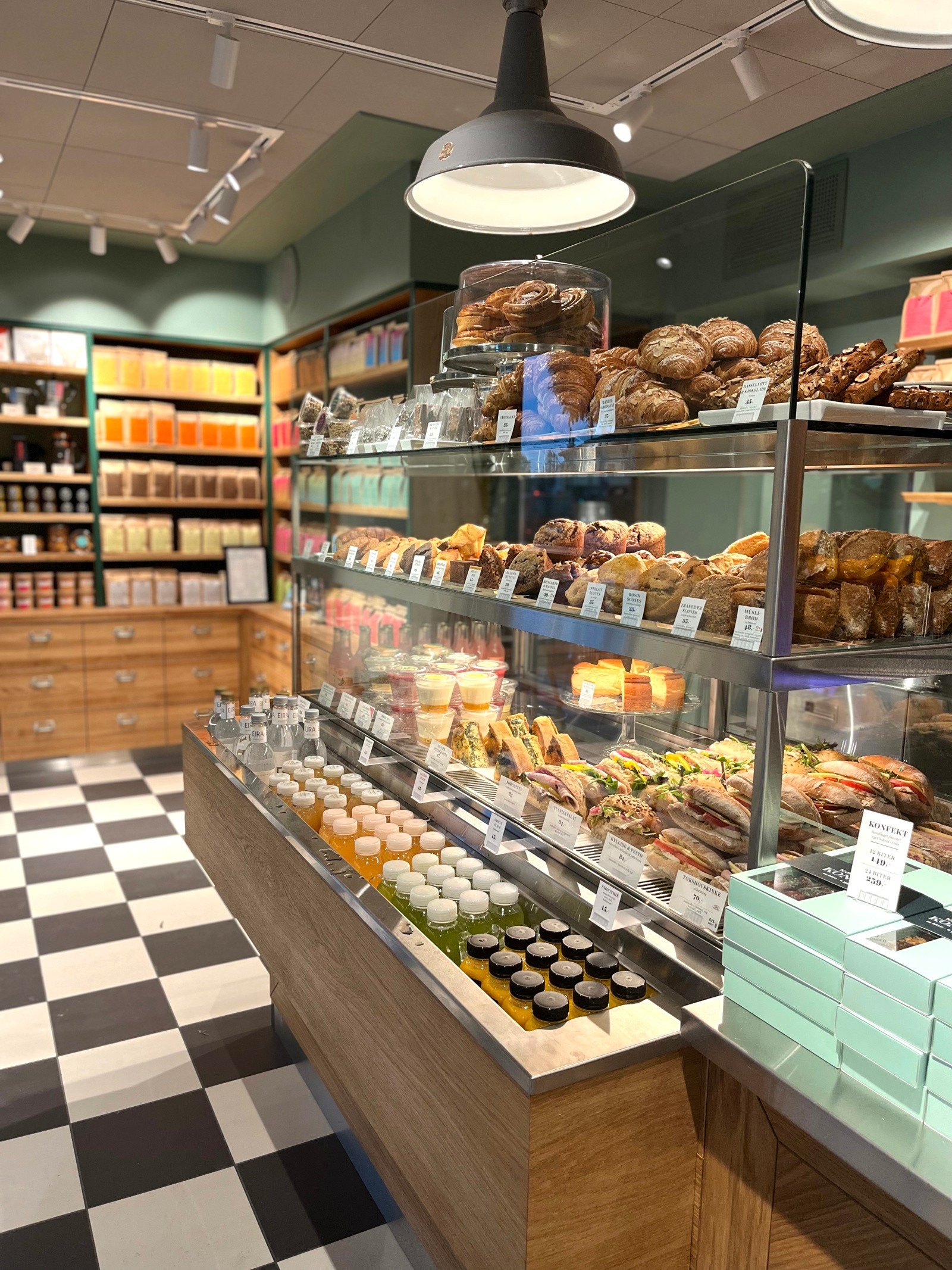 På Kaffebrenneriet er det hyggelig å sitte både ute og inne, og nyte noe godt til kaffen. Galleribilde