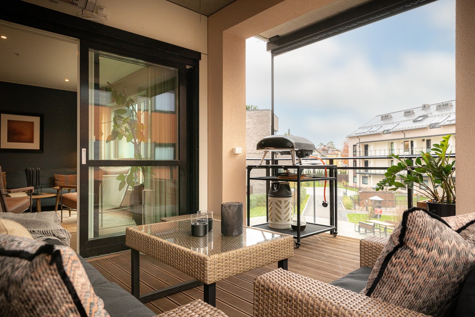 Fra stuen og spiseplassen har man utgang til vestvendt, overbygd balkong. Galleribilde