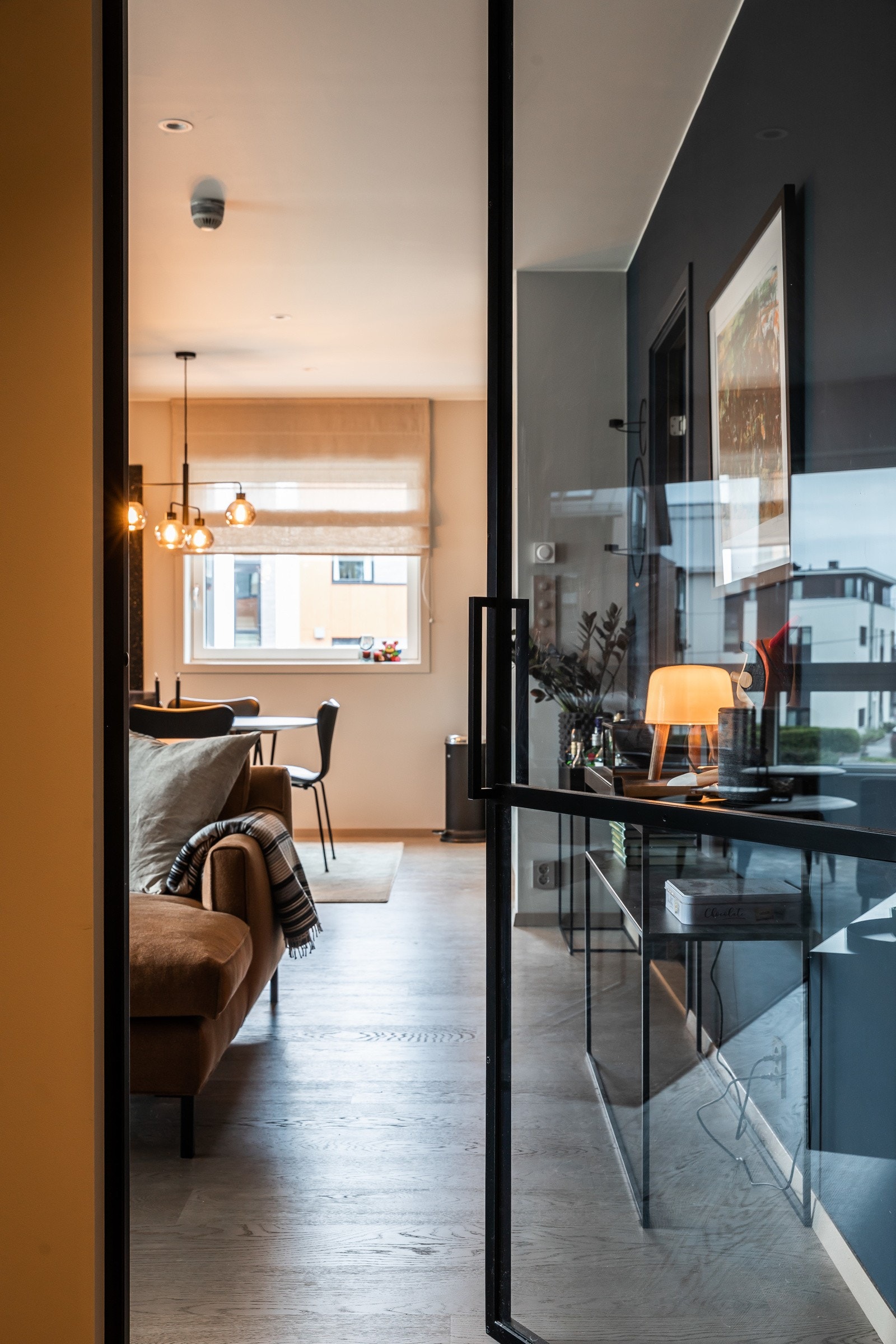 Mellom stuen og gang/entré er det en lekker glassdør som gir en kul detalj. Galleribilde