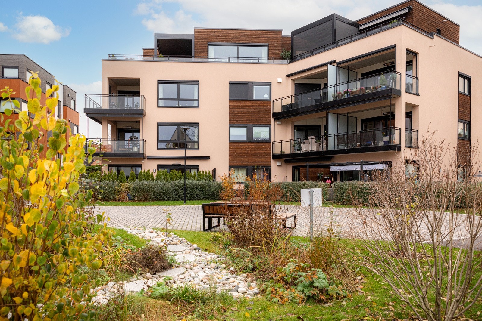Sameiet har meget pent opparbeidet fellesareal, med diverse beplantning, sittegrupper, lekeplass, mm. Galleribilde
